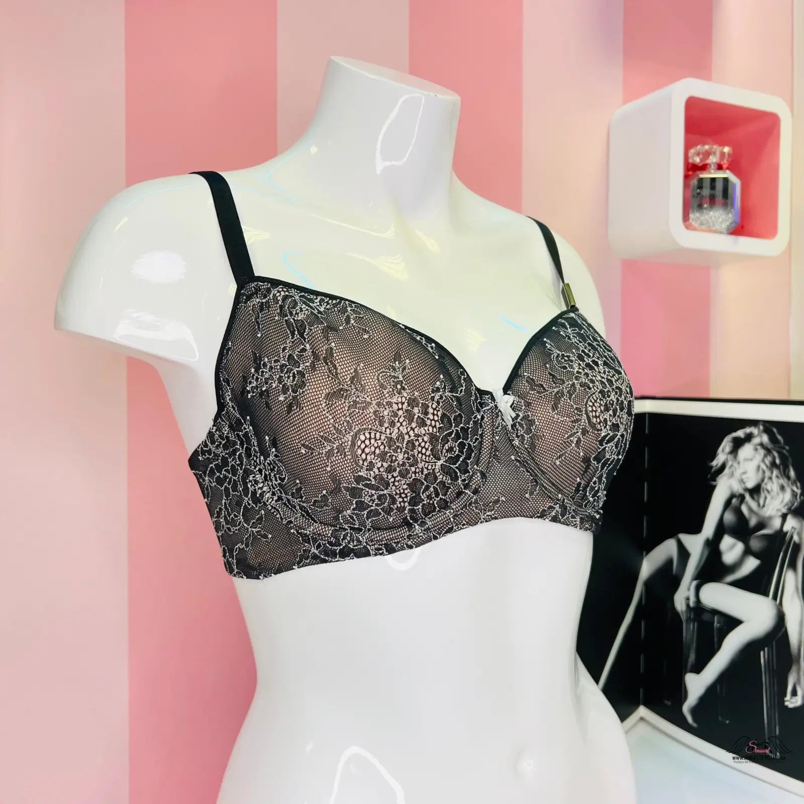 Lacy black krajková podprsenka s nastavitelnými ramínky na bílé figuríně, apparel & accessories