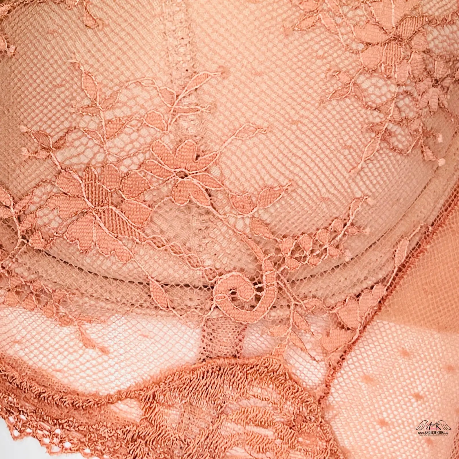 Delikátní meruňkově krajková látka s květinovým výšivkami pro Victoria’s Secret Dream Angels