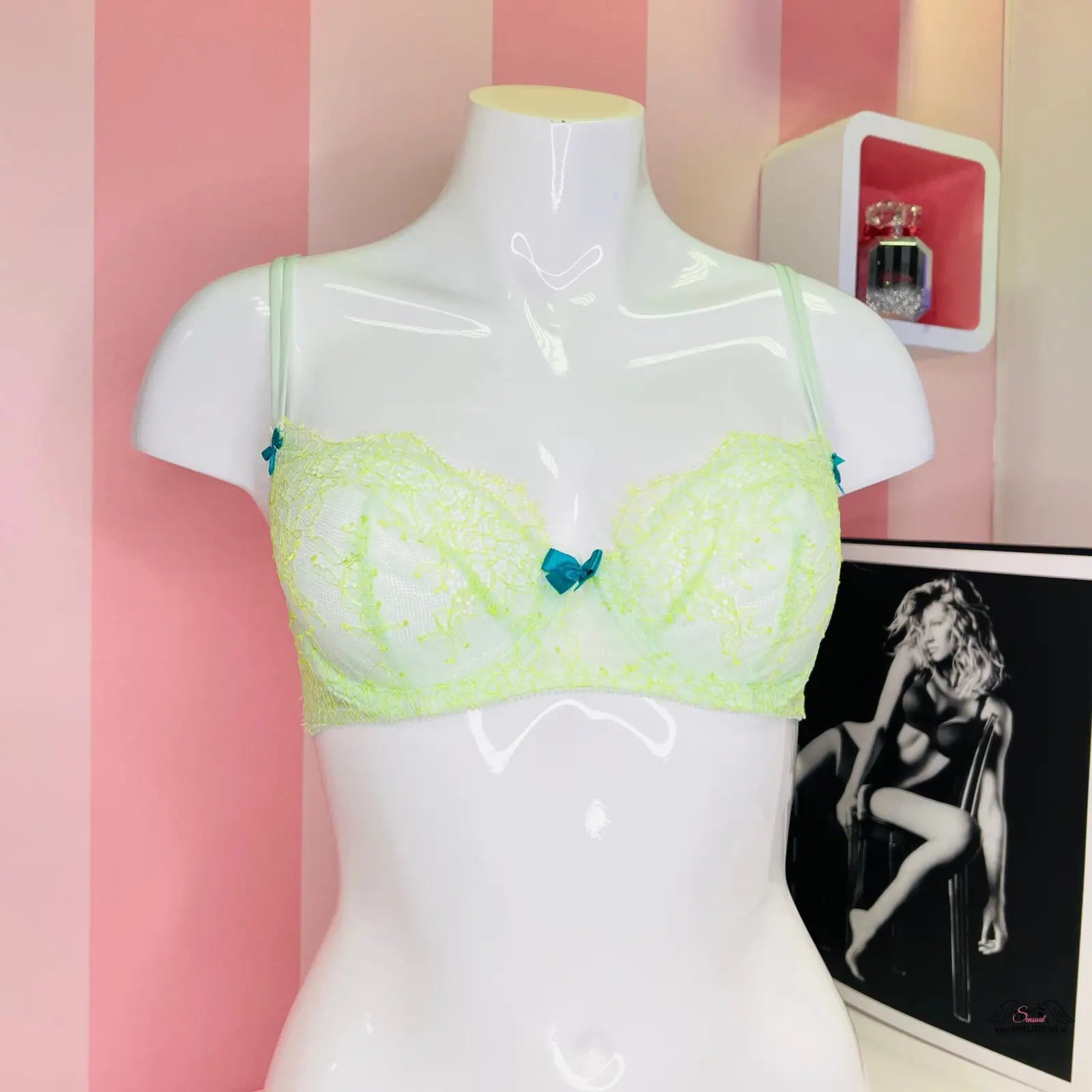 Manne s krajkovou podprsenkou Victoria’s Secret v černobílé fotografii, elegantní apparel & accessories