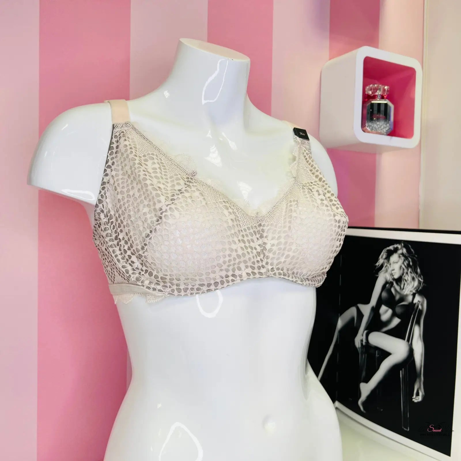 Arafed mannequin s krajkovou podprsenkou Victoria’s Secret na růžové stěně
