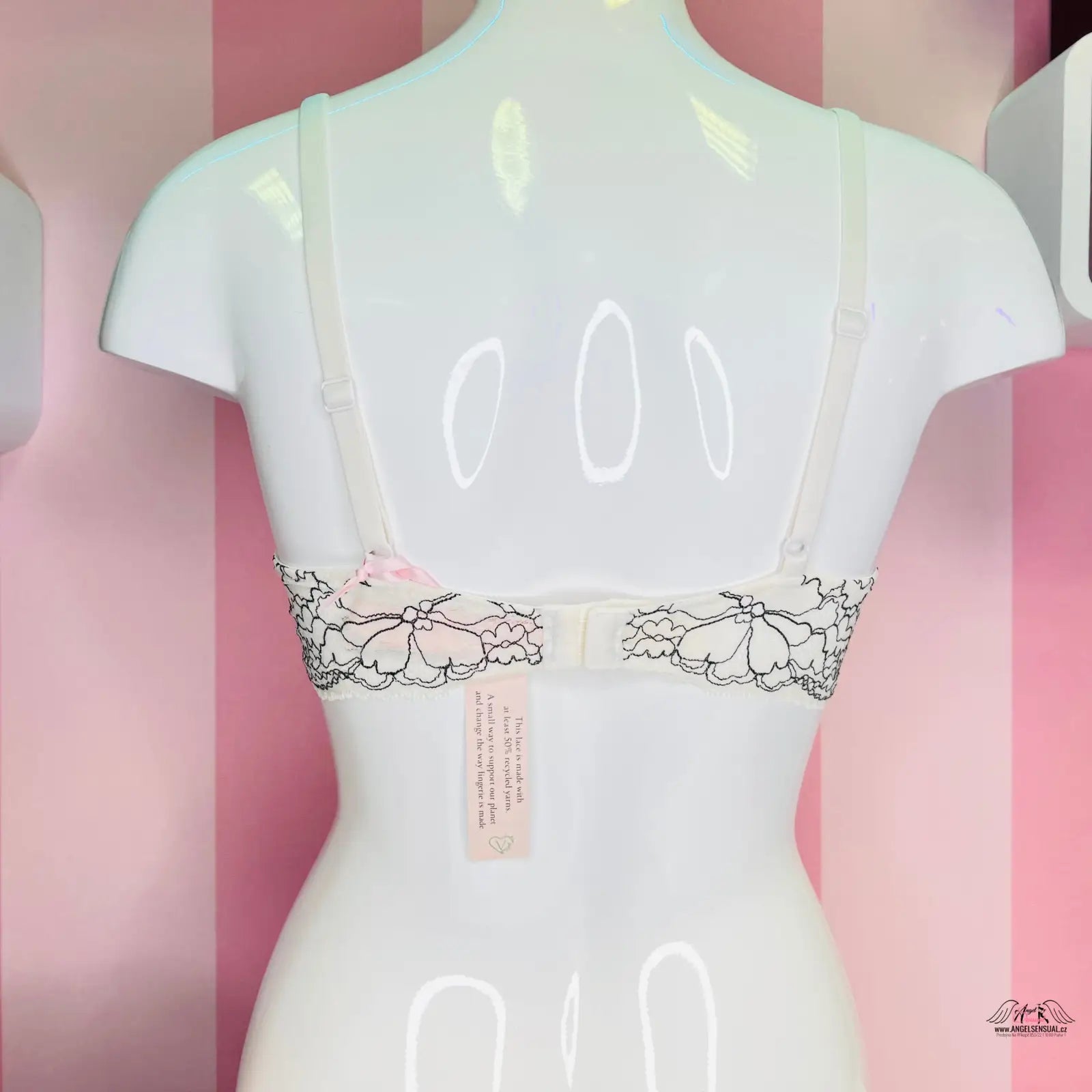 Bílá manekýnka s krajkovou victoria podprsenkou s jemným květinovým vzorem