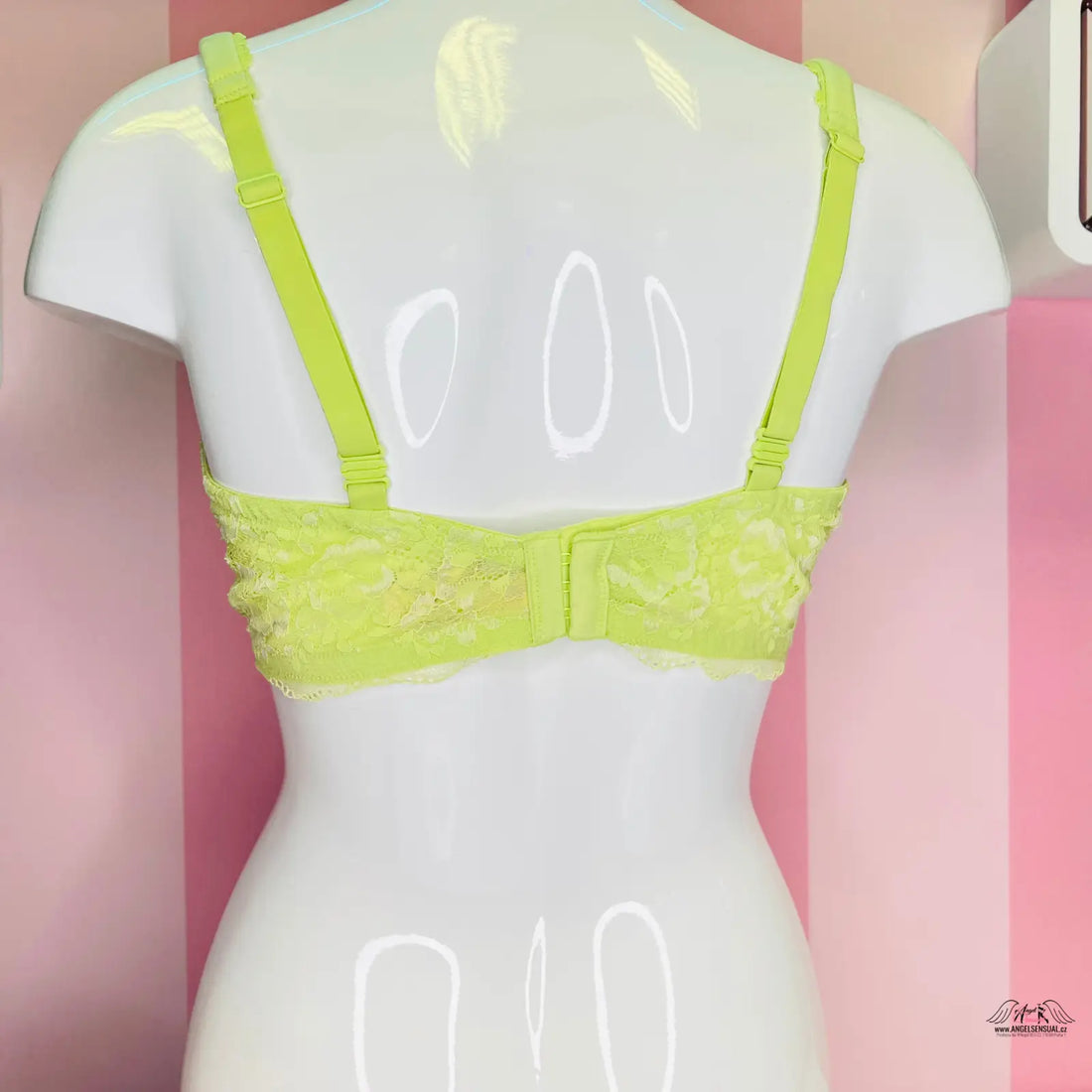 Neon žlutá krajková podprsenka s kosticemi na bílé figuríně, ideální lingerie a apparel & accessories