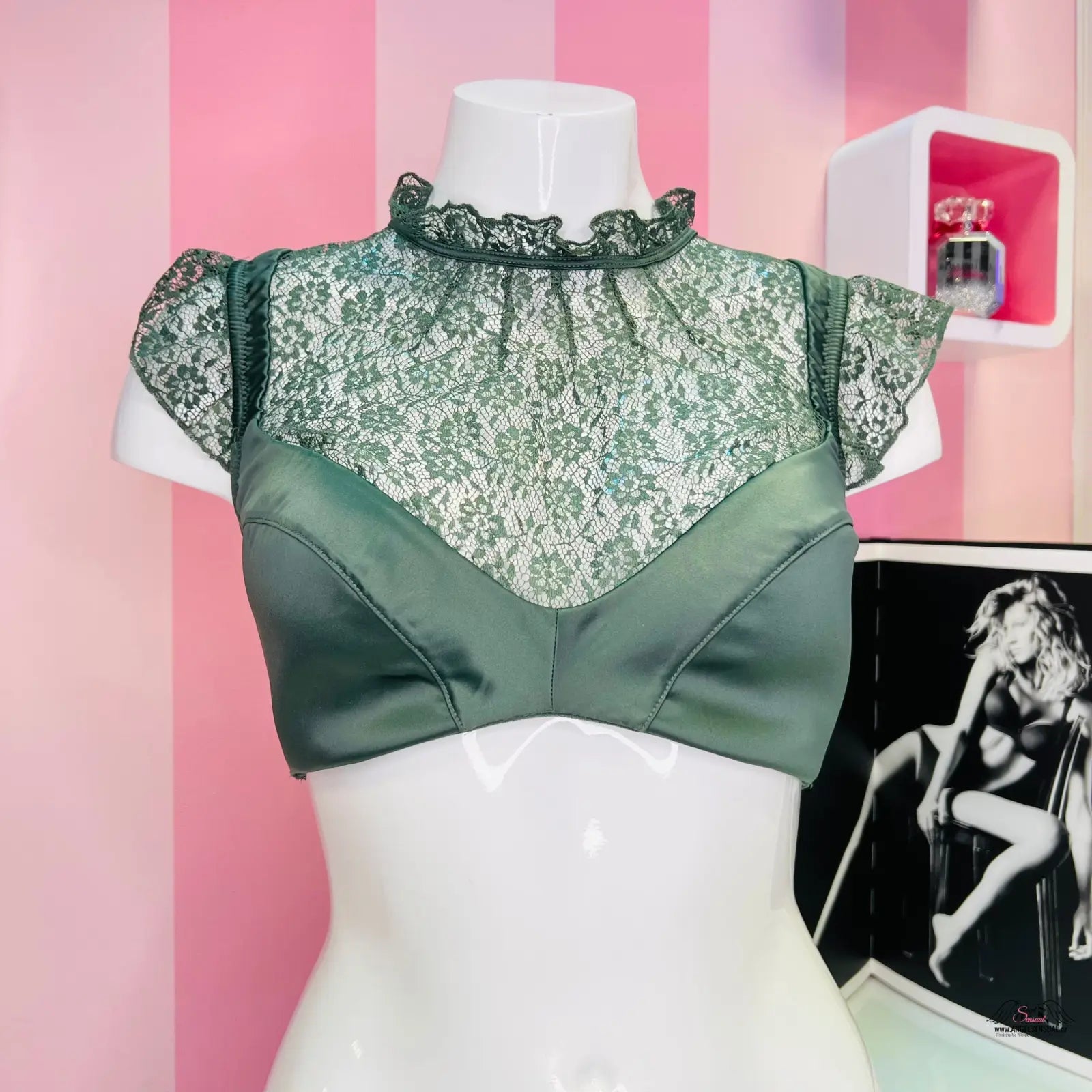 Luxusní podprsenka Victoria’s Secret s sage zeleným crop topem s krajkou a volánky