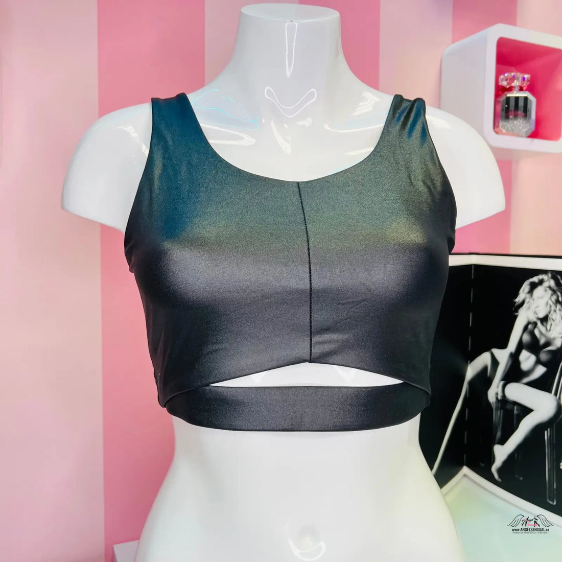 Šedý crop top na figuríně, ideální lehká sportovní podprsenka pro aktivní životní styl