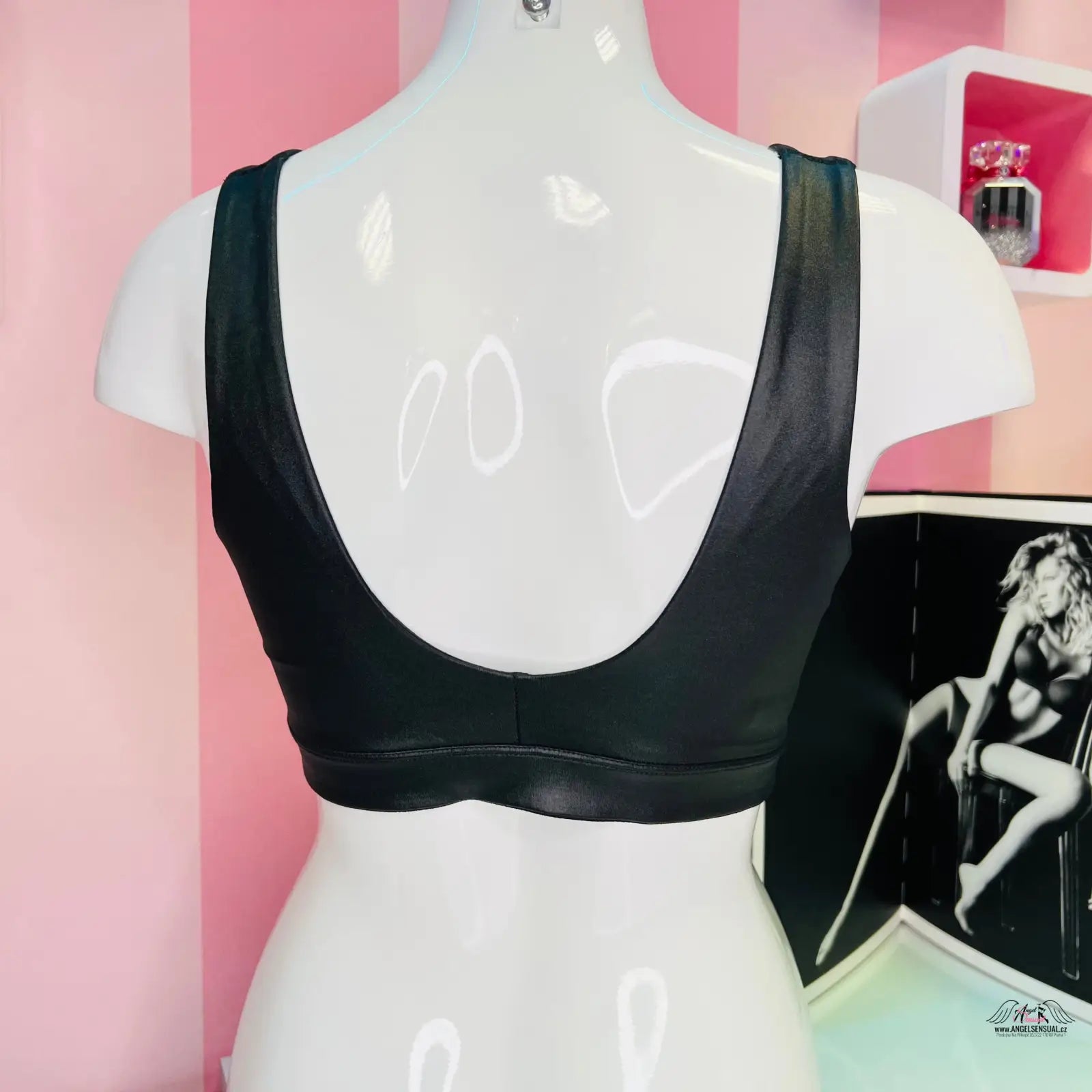 Black faux leather crop top from Victoria’s Secret, modern lehká sportovní podprsenka