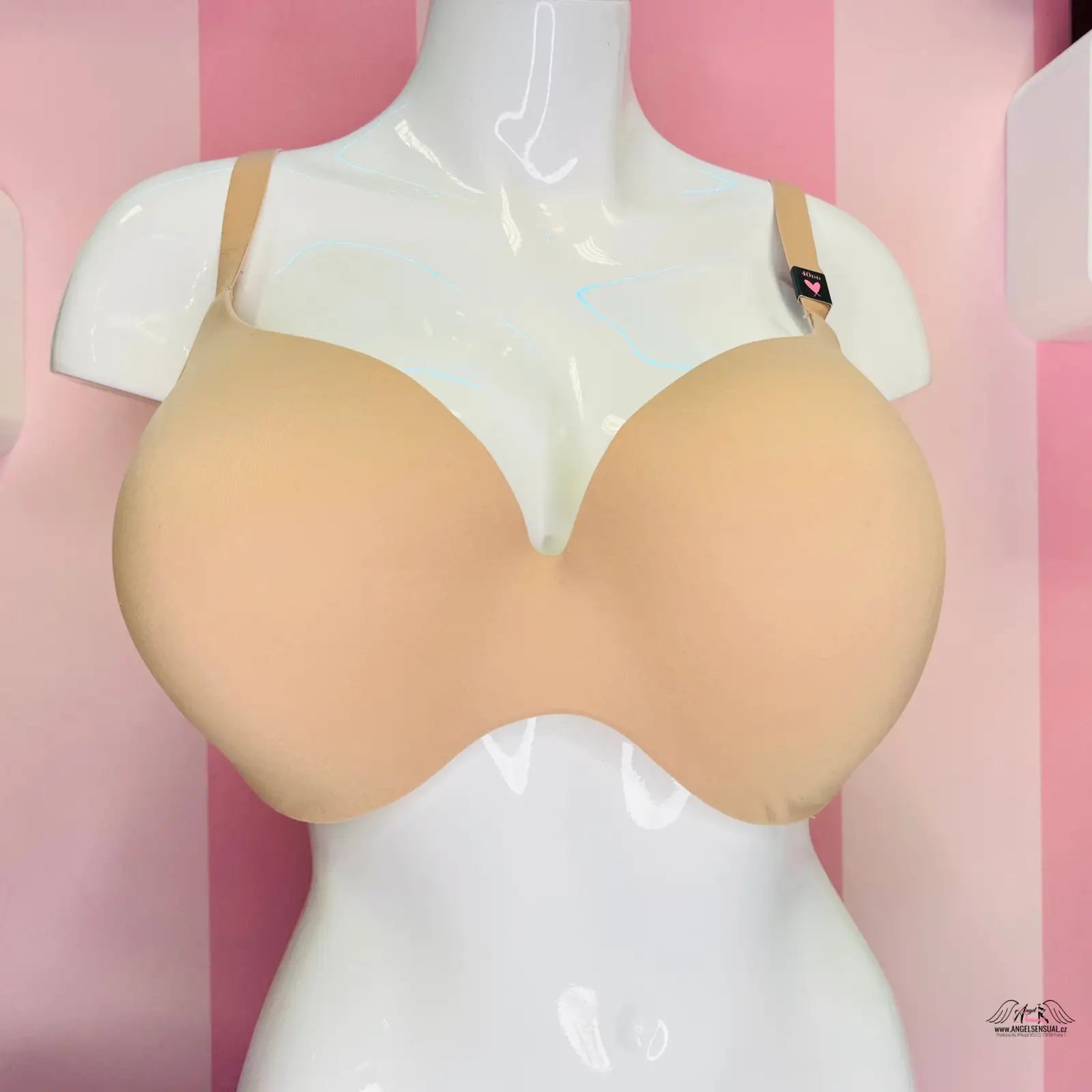 Nude-colored angel sensual pohodlná podprsenka Victoria’s Secret Podprsenka Matná Bez Kostice s nastavitelnými ramínky na bílém modelu