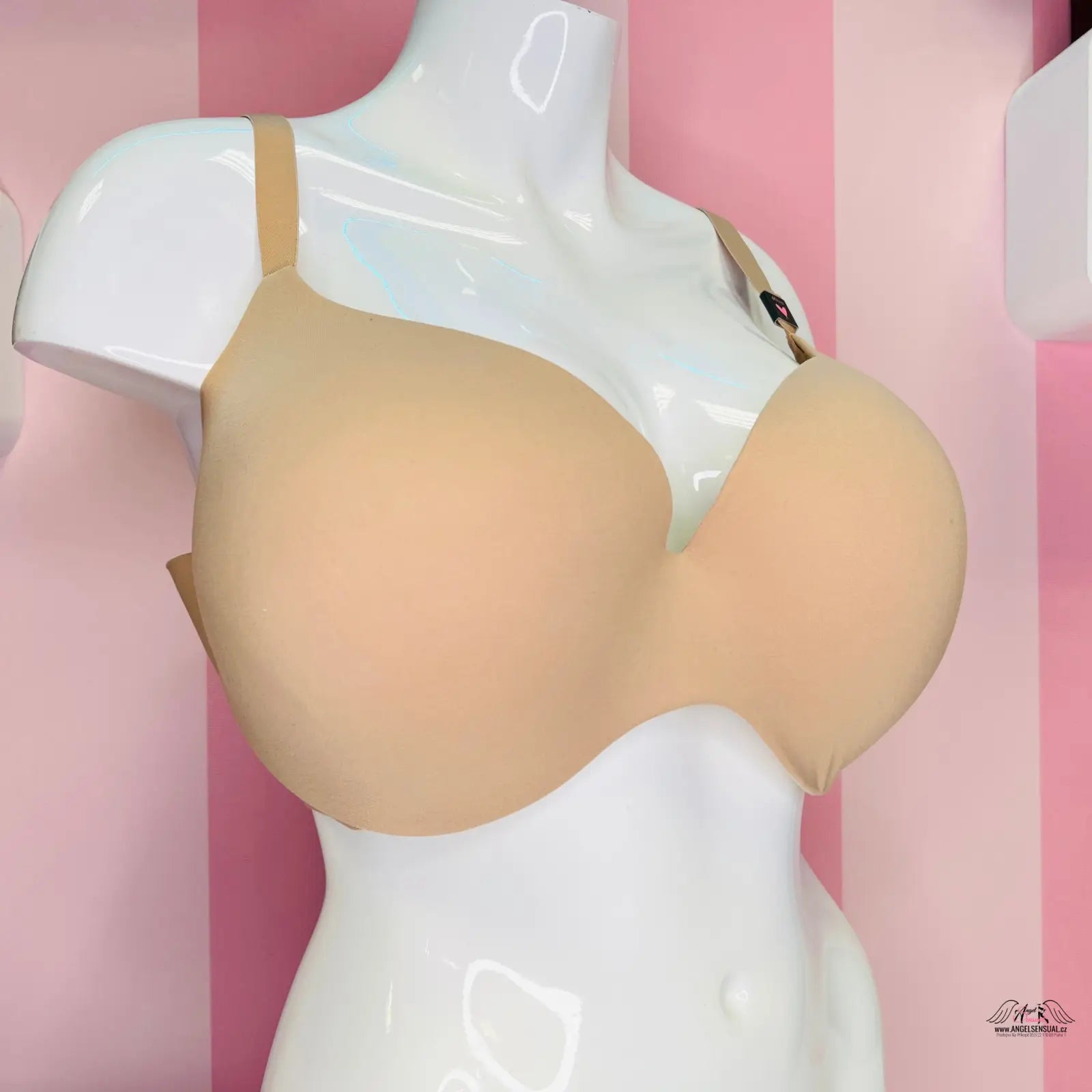Bílý manekýn s nude podprsenkou Victoria’s Secret Podprsenka Matná Bez Kostice s nastavitelnými ramínky a angel sensual style