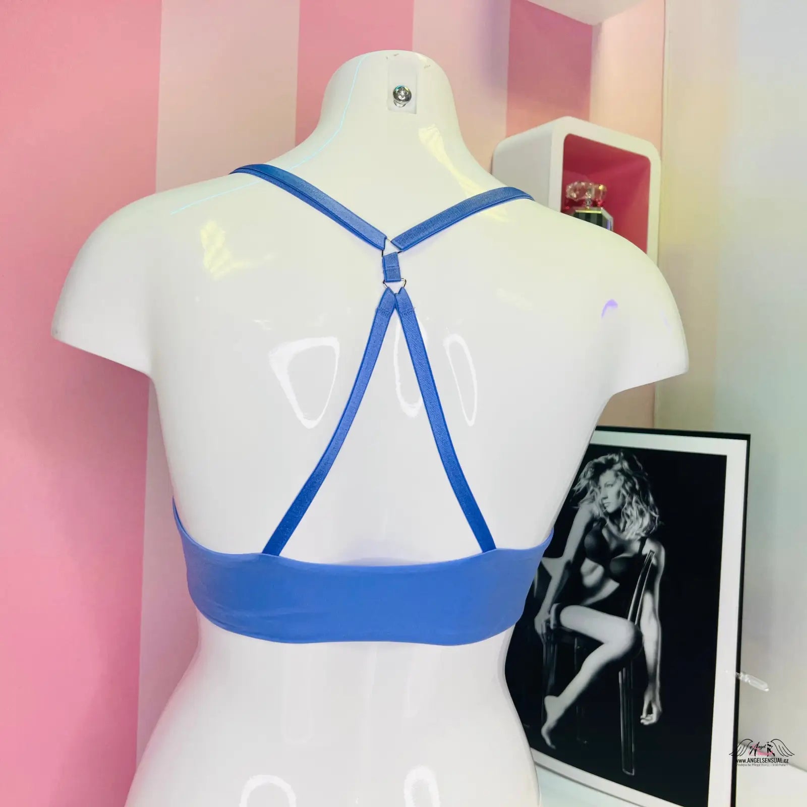 Modrá lesklá push-up podprsenka Victoria’s Secret na figuríně, elegantní push
