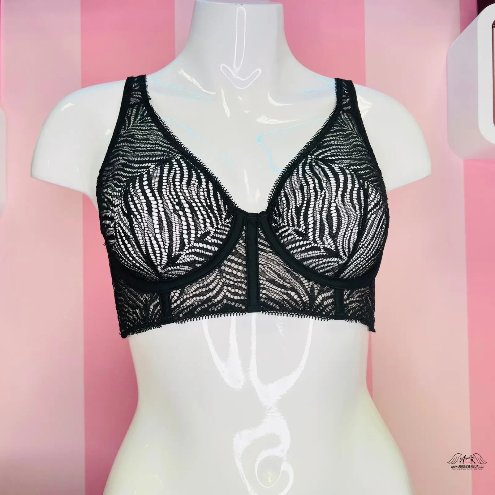 Detailní záběr na mannequinní trup s průsvitnou podprsenkou Victoria’s Secret s nastavitelnými ramínky a krásně podepřené poprsí