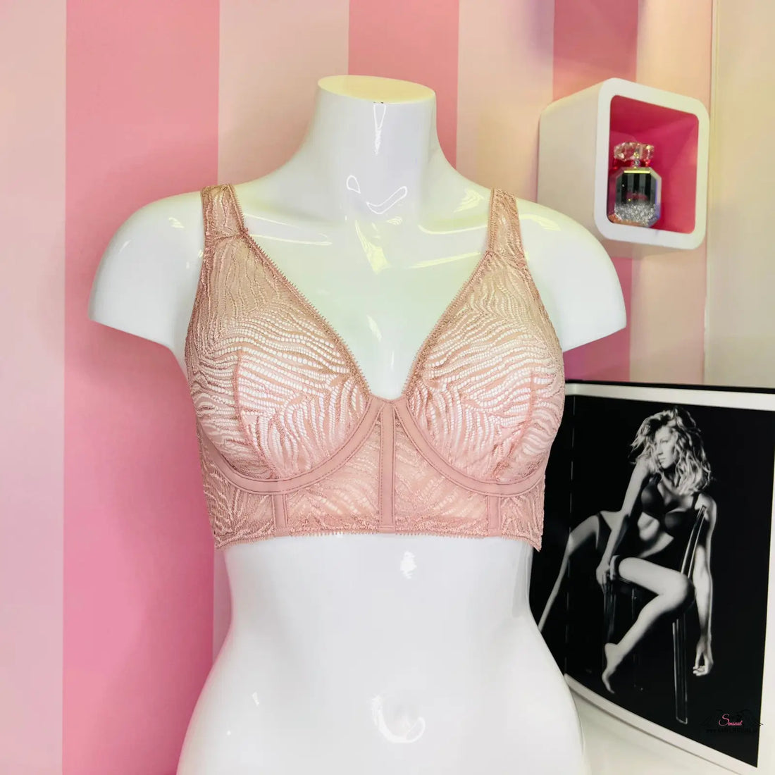 Manekýn s růžovo-zlatou podprsenkou Victoria’s Secret s krásně podepřené poprsí a nastavitelnými ramínky