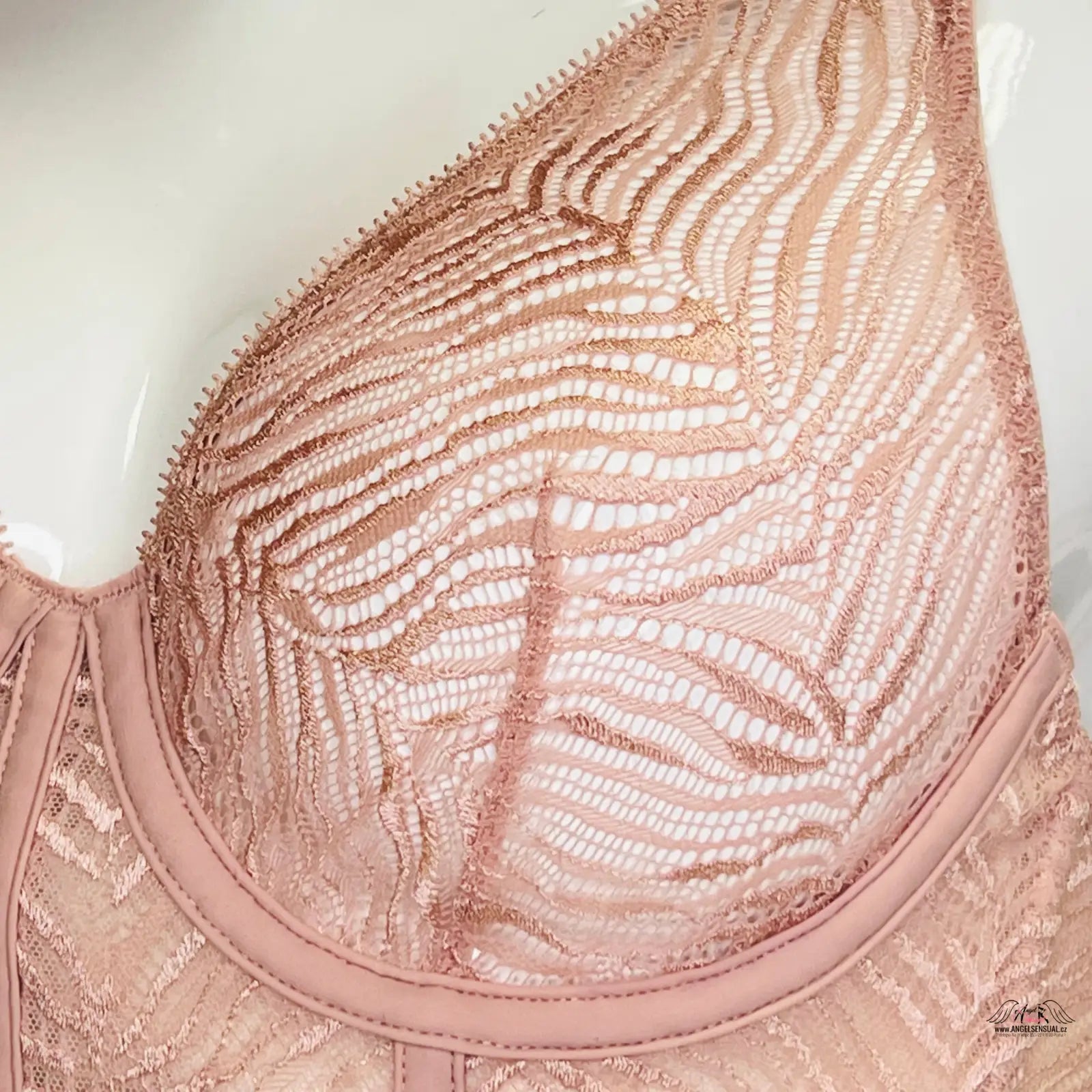 Blízko pohled na Victoria’s Secret Podprsenku Průsvitnou s Vystužením s nastavitelnými ramínky