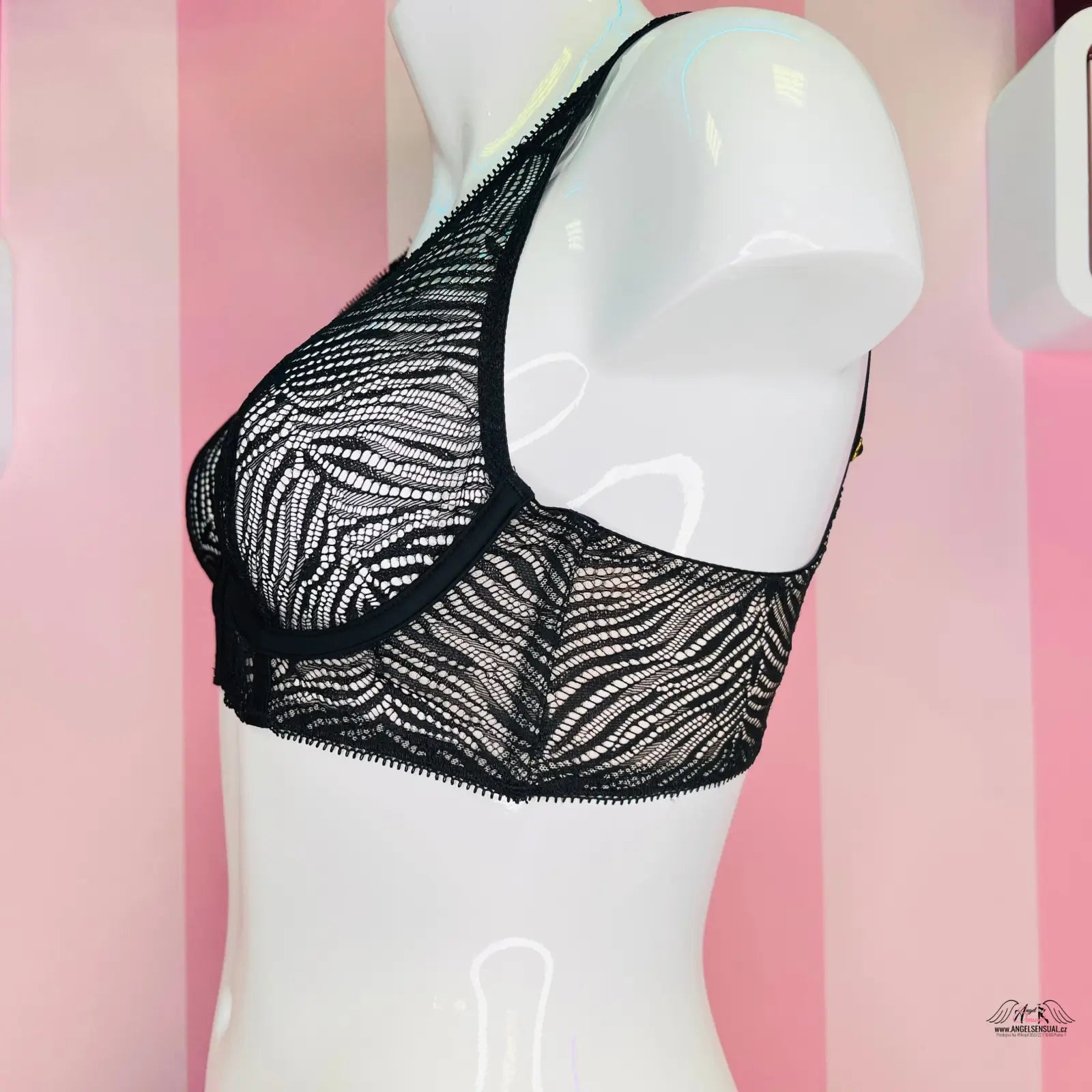 Černá krajková podprsenka Victoria’s Secret s nastavitelnými ramínky a krásně podepřeným poprsím