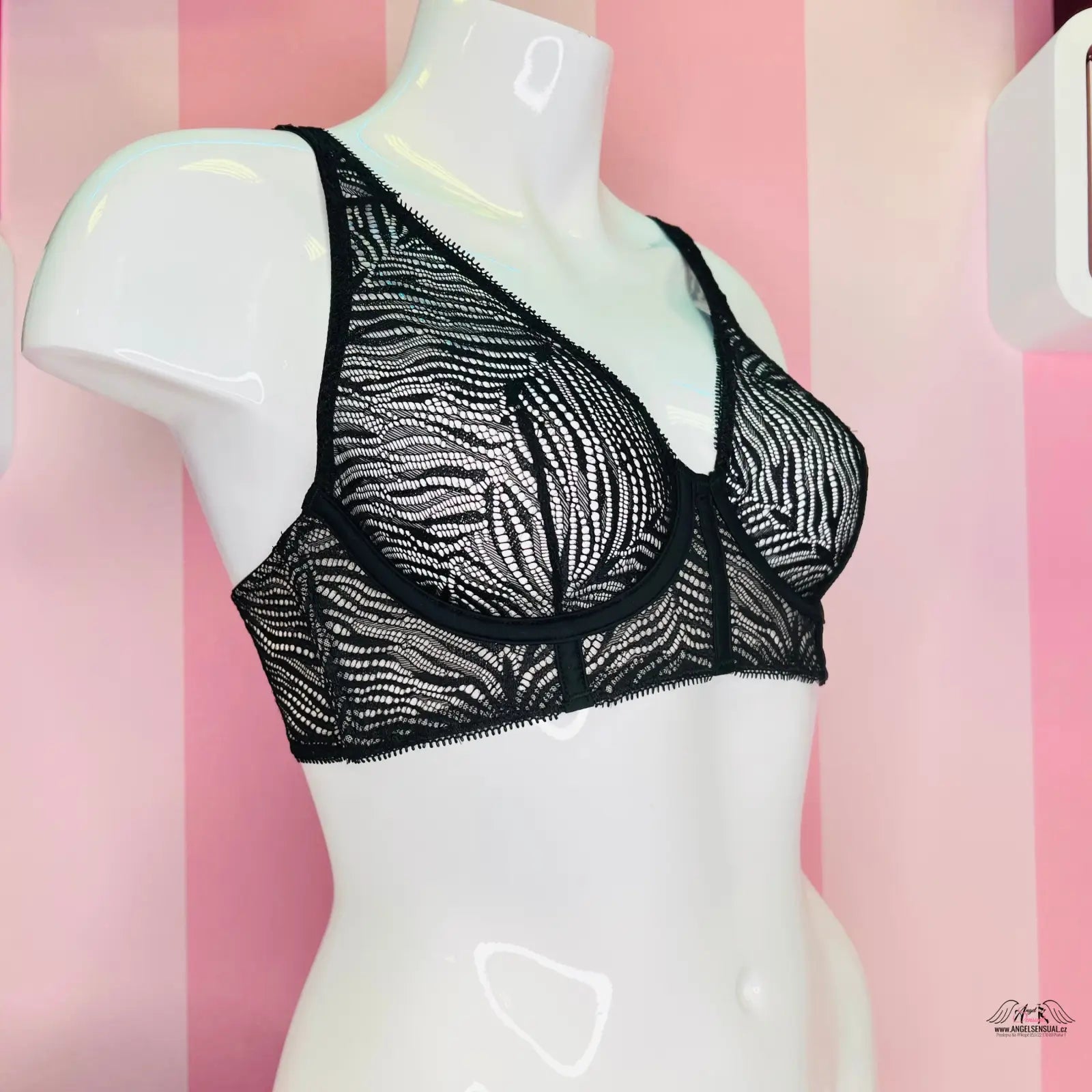 Detailní záběr na mannequin s černou celo krajkovou podprsenkou s nastavitelnými ramínky
