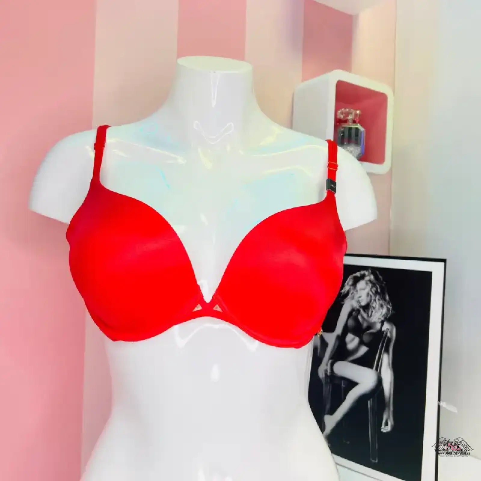 Bright červená push up podprsenka Victoria’s Secret na bílém modelu, maximální pohodlí