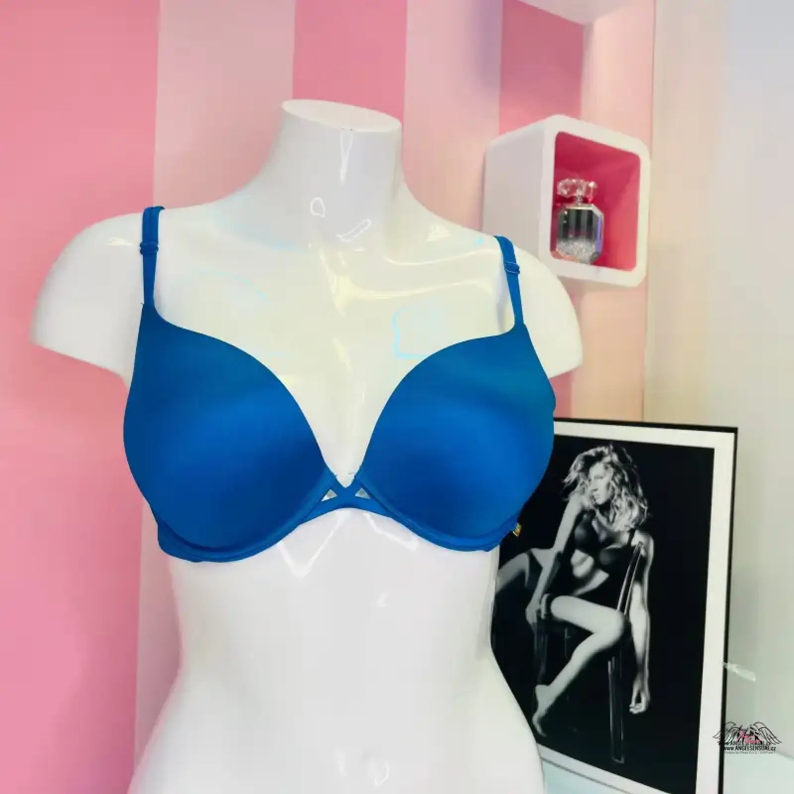 Victoria’s Secret push up podprsenka s modrou barvou na bílé figuríně, maximální pohodlí