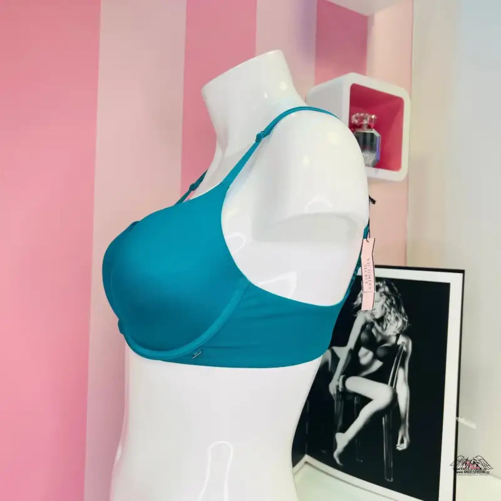 Tealová podprsenka push-up Victoria’s Secret na bílém manekýnu pro maximální pohodlí