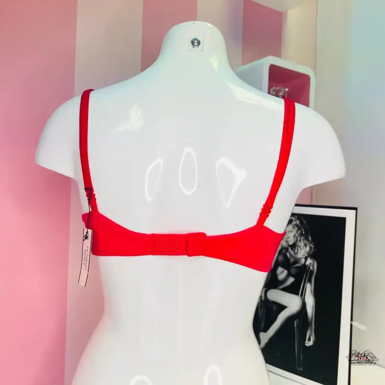 Červená push up podprsenka Victoria’s Secret na bílé figuríně, maximální pohodlí