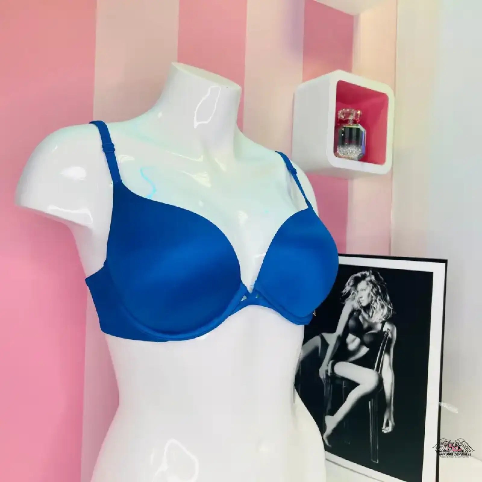 Blue push up podprsenka Victoria’s Secret na bílém modelu s maximálním pohodlím