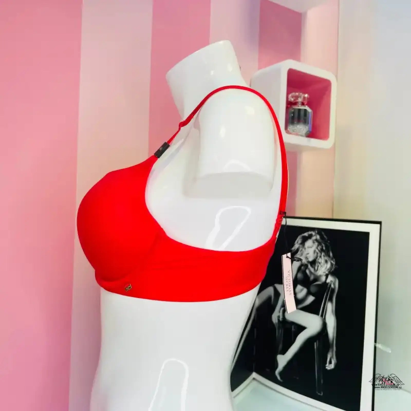 Red sportovní podprsenka Victoria’s Secret Push-Up na bílé figuríně s maximálním pohodlím