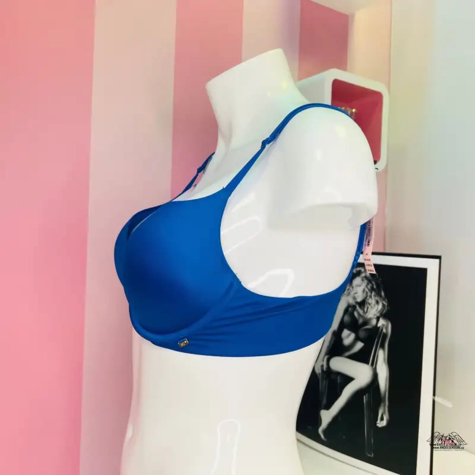 Victoria’s Secret push up podprsenka s královskou modrou na bílém modelu