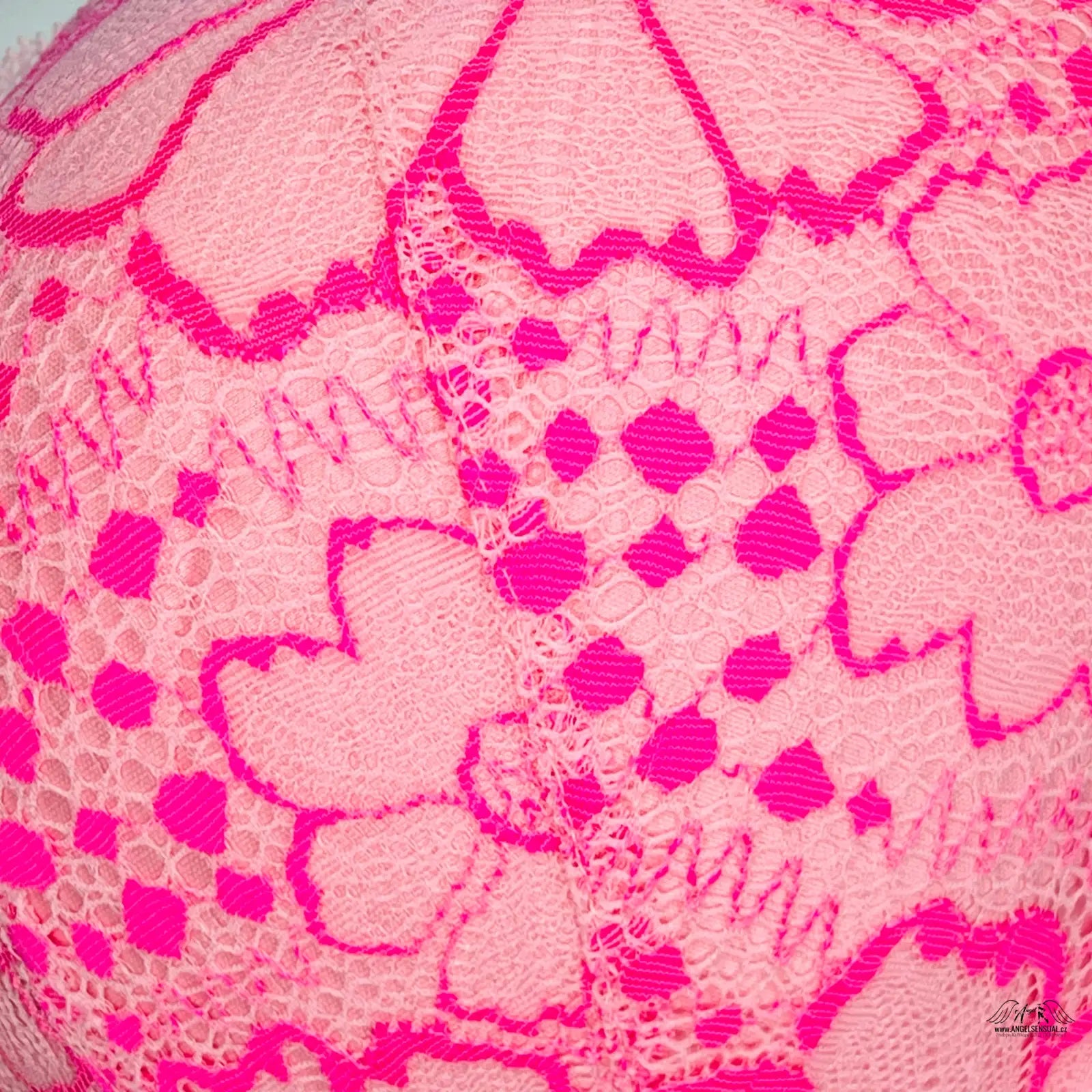 Pink lace fabric s floralm a geometrickým vzorem pro luxusní podprsenku Victoria’s Secret