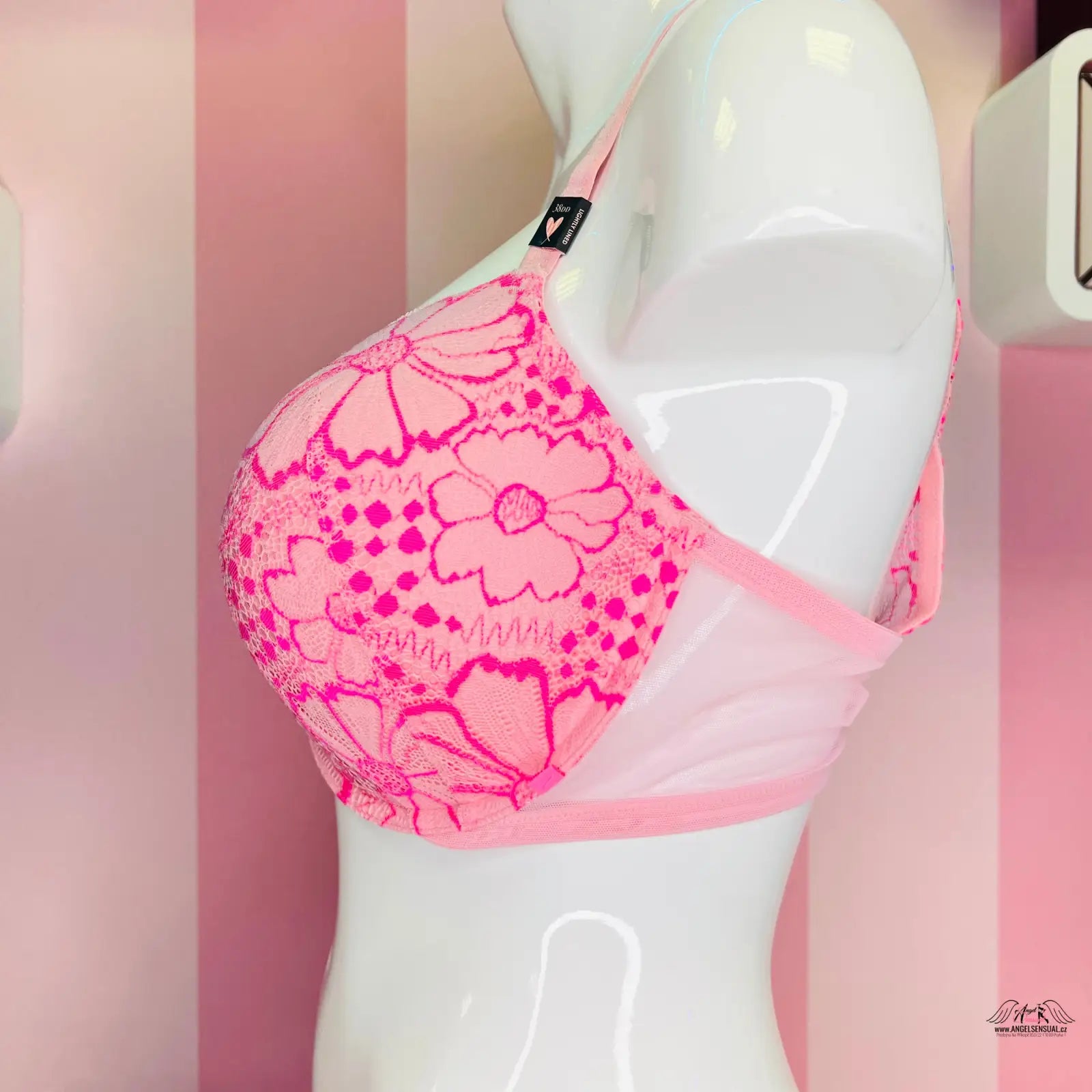 Pinková krajková bralette Victoria’s Secret s jemnou příjemnou krajkou na bílém modelu