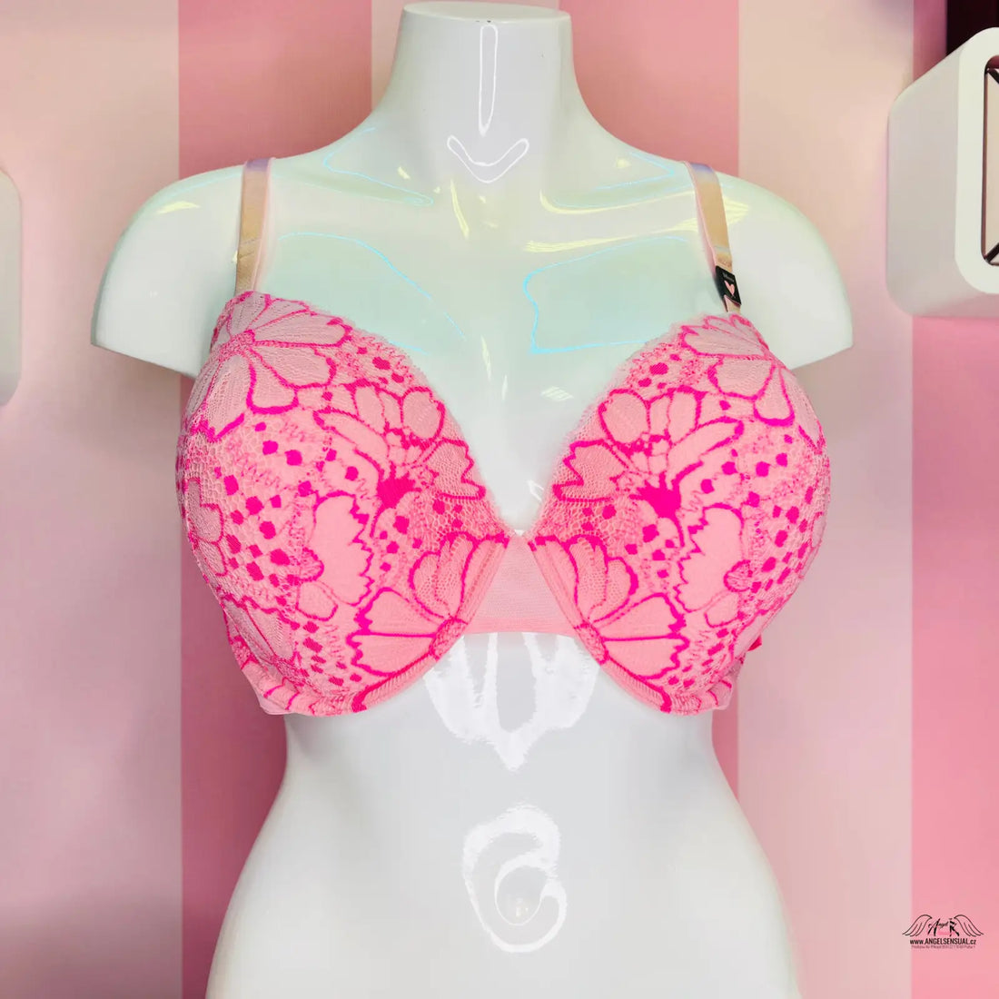 Pink floral patterned bra with jemnou příjemnou krajkou displayed on a mannequin torso