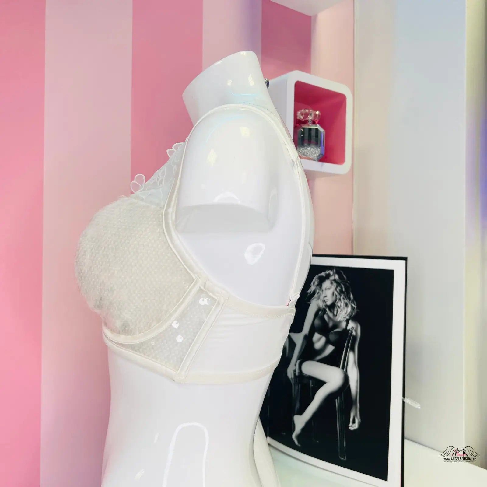 Luxusní podprsenka Victoria’s Secret s flitry na figuríně, velice luxusní apparel & accessories