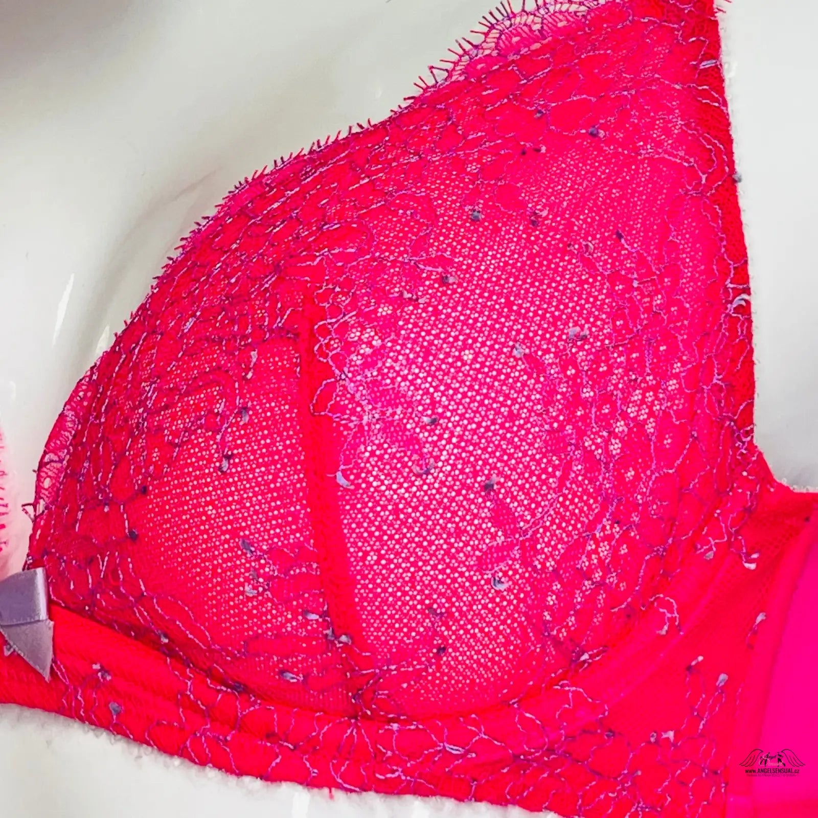 Close-up of pink Victoria’s Secret Podprsenka s Jemnou Krajkou with krajkou kolem košíčků