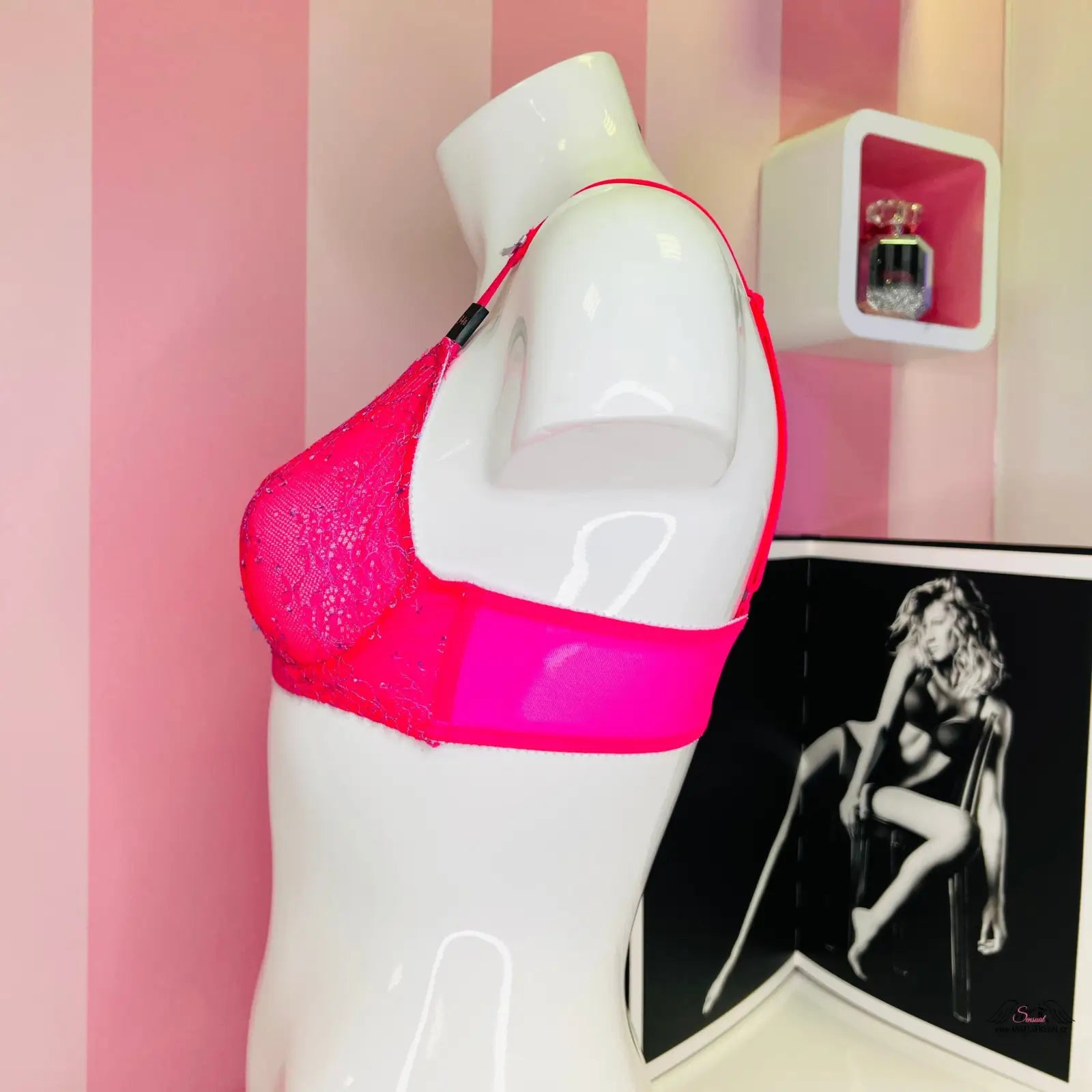 Pinká síťovaná podprsenka Victoria’s Secret s jemnou krajkou kolem košíčků