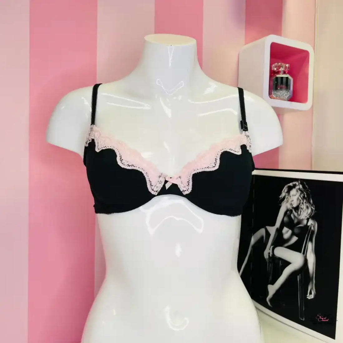 Victoria’s Secret podprsenka s krajkou a růžovým lemem na bílé figuríně