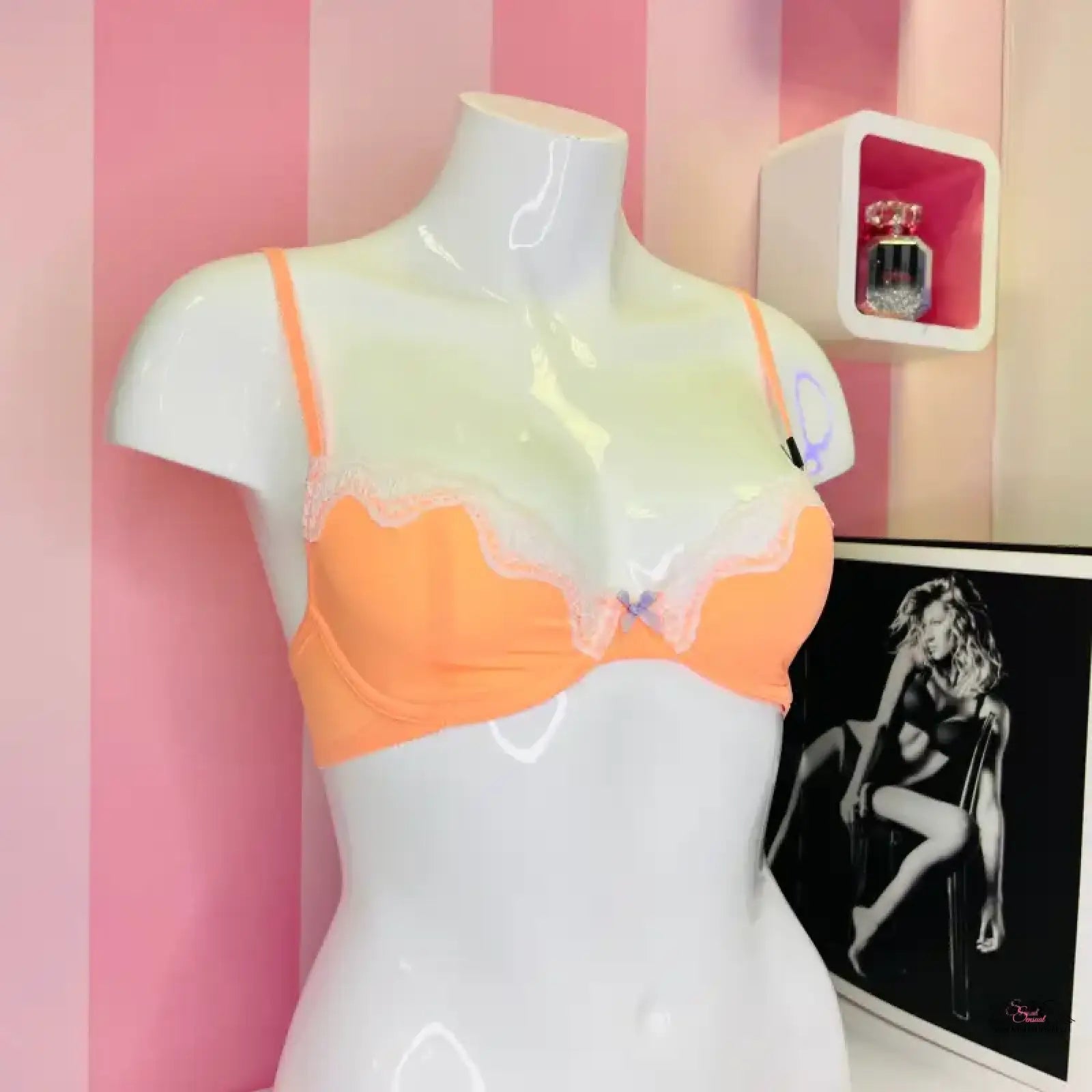 Victoria’s Secret podprsenka s krajkou a oranžovým designem na bílém modelu