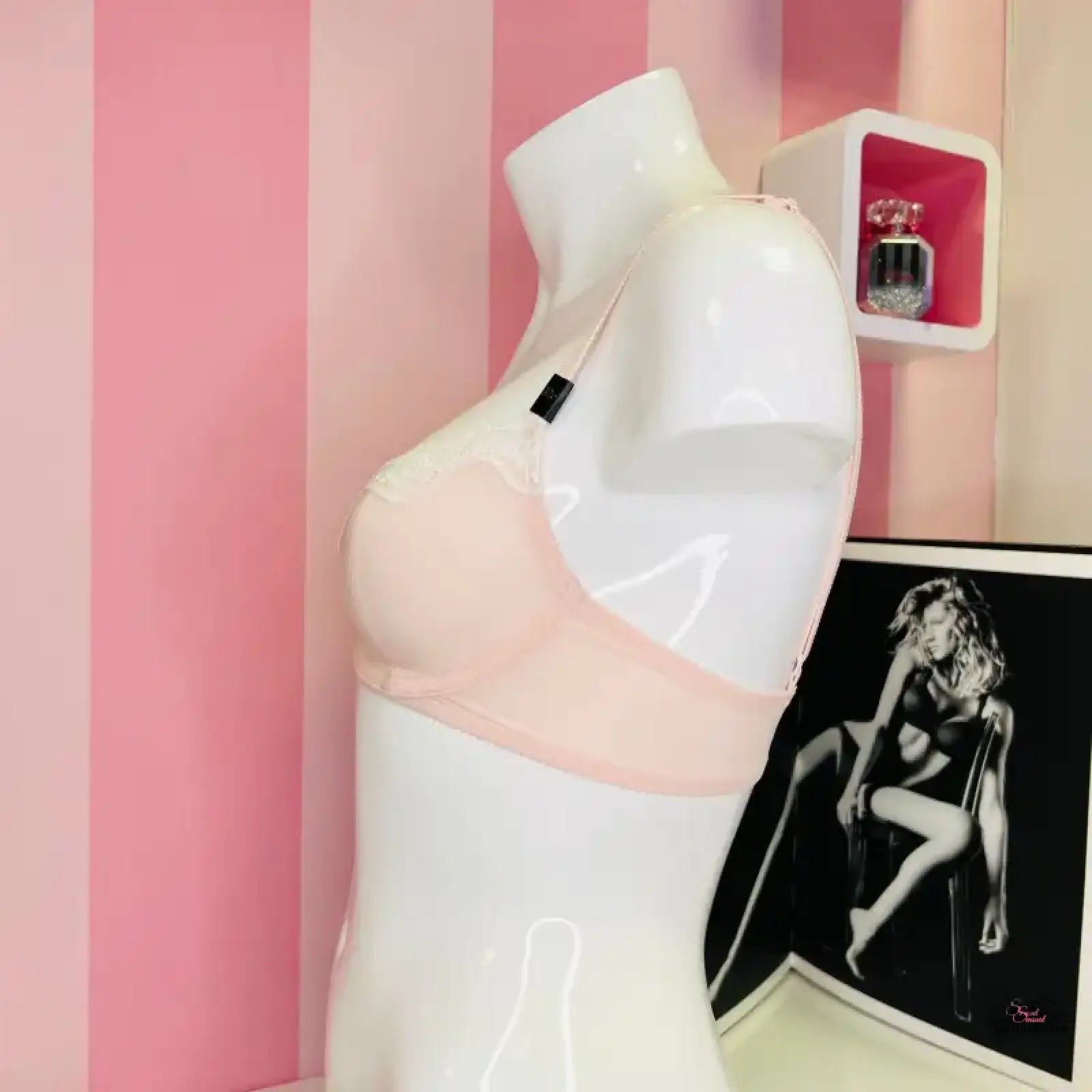 Victoria’s Secret podprsenka s krajkou na bílém modelu, kolem košíčků elegantní design