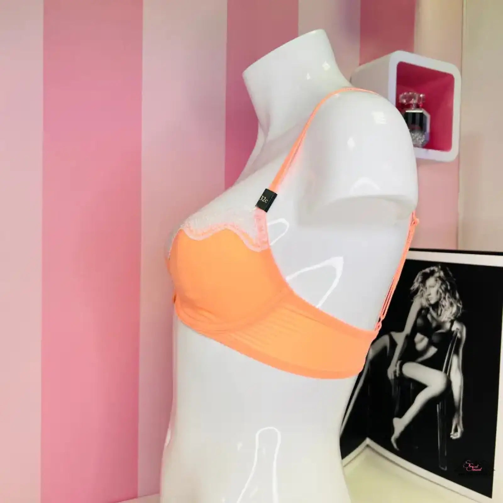 Bright orange victoria’s secret podprsenka s krajkou na bílé figuríně