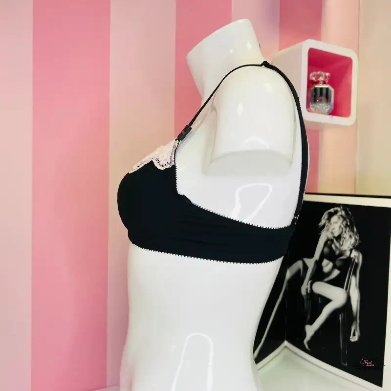 Victoria’s Secret podprsenka s krajkou kolem košíčků na bílé figuríně