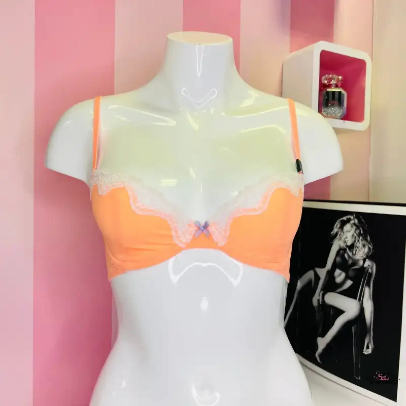 Victoria’s Secret podprsenka s krajkou v meruňkové barvě, kolem košíčků s elegantními detaily