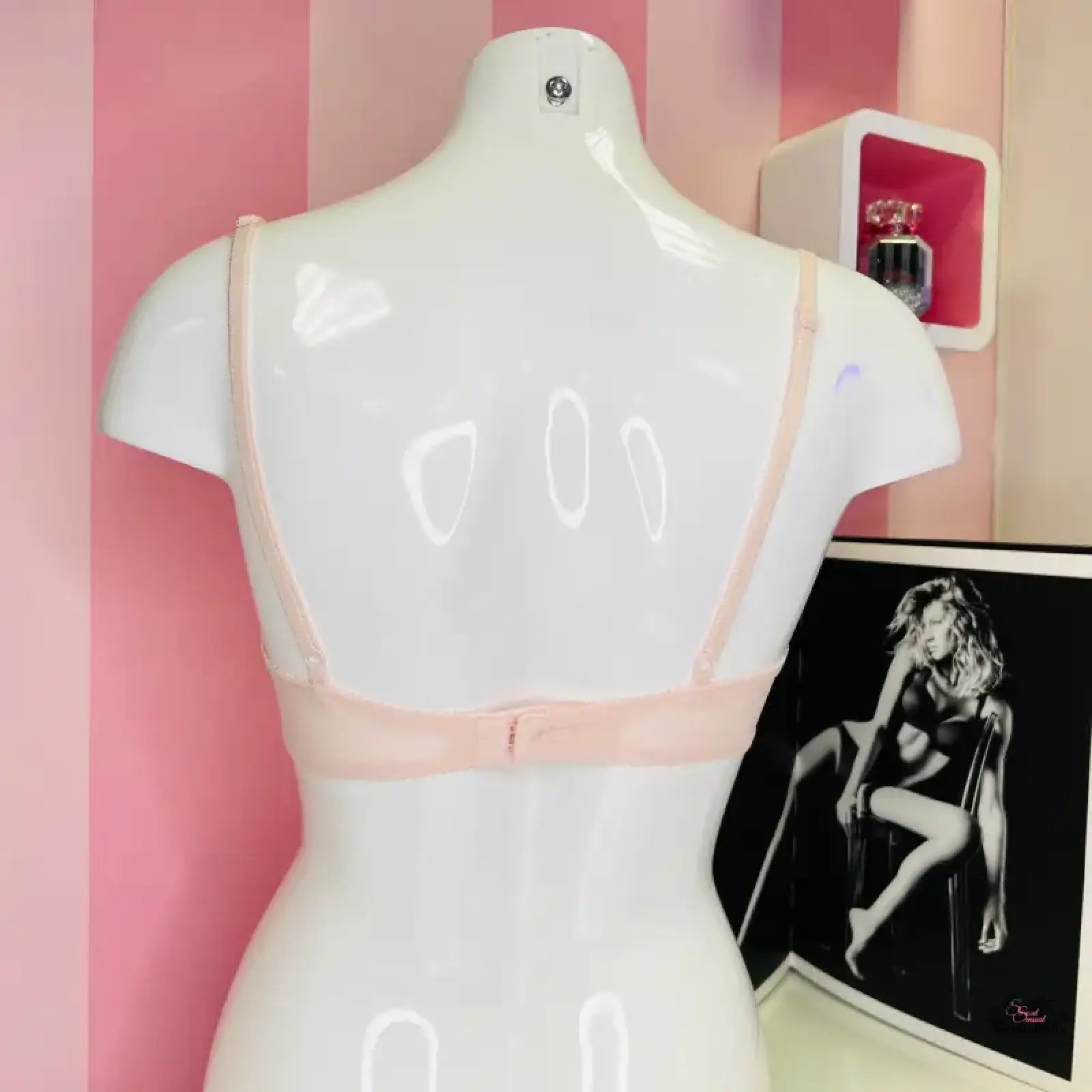 Victoria’s Secret Kolem košíčků růžová krajková secret podprsenka na bílém modelu