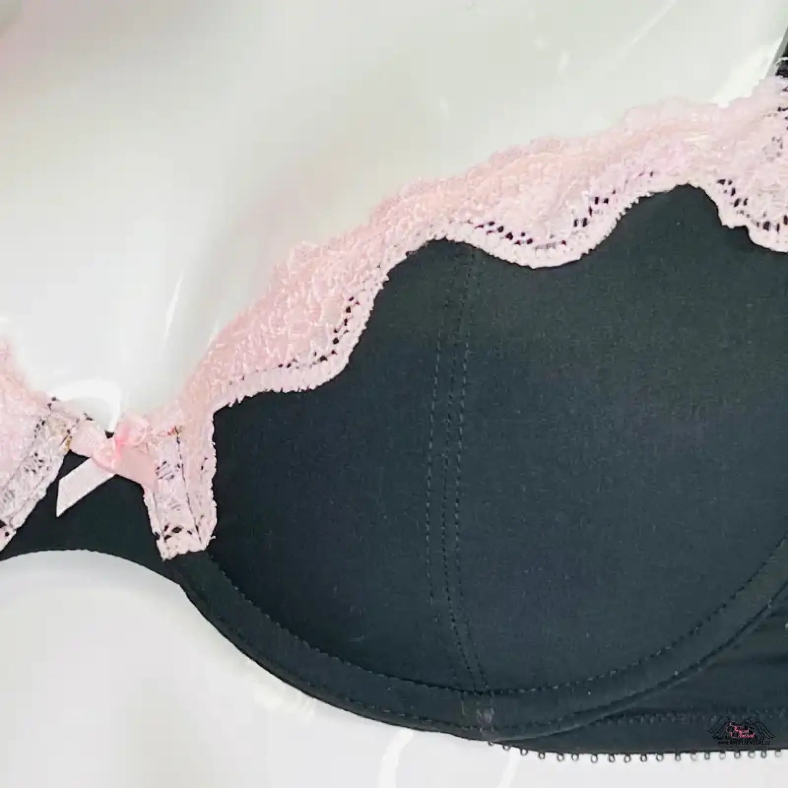 Victoria’s Secret podprsenka s krajkou kolem košíčků a růžovým mašličkou