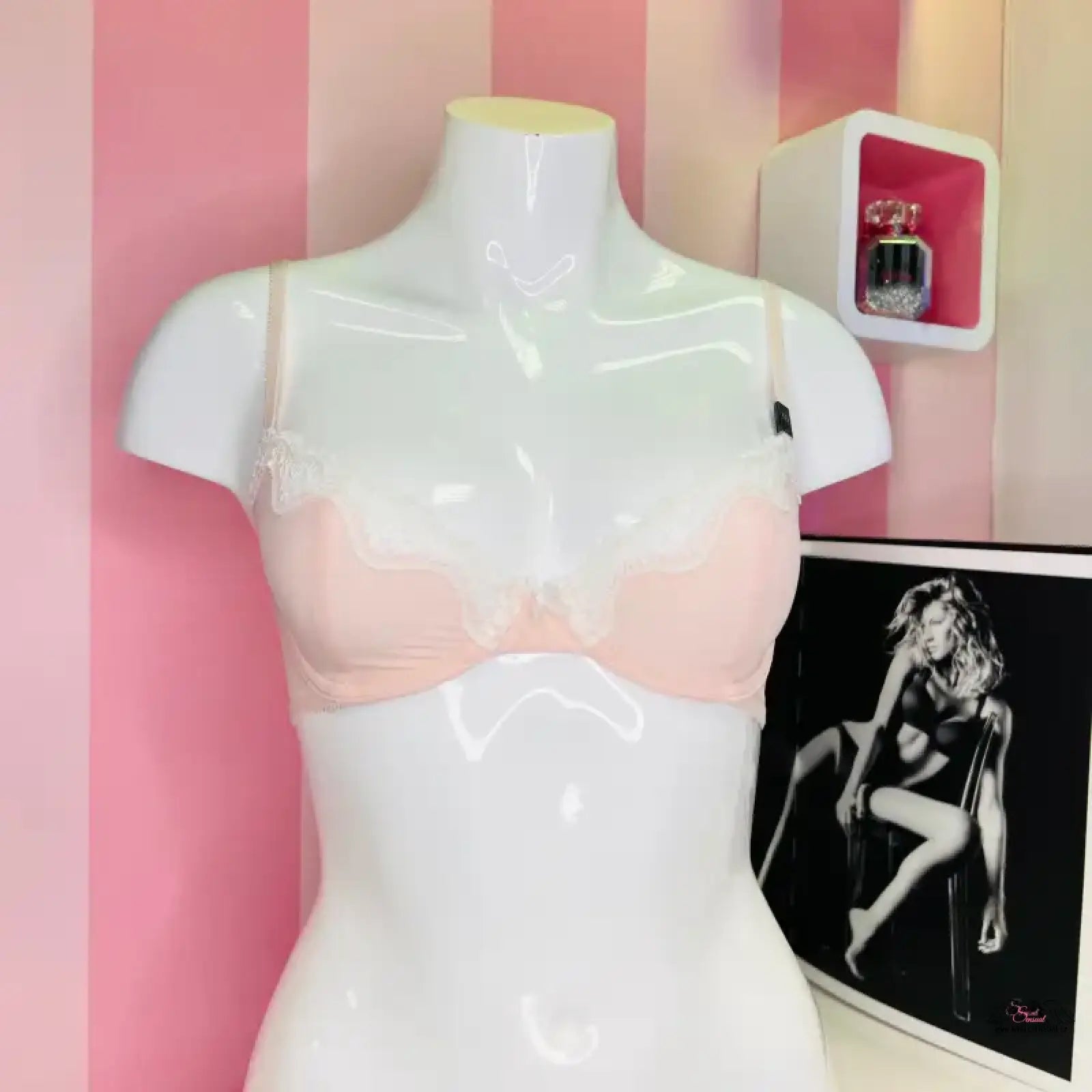 Victoria’s Secret podprsenka s krajkou na bílé manekýnce, kolem košíčků elegantní design