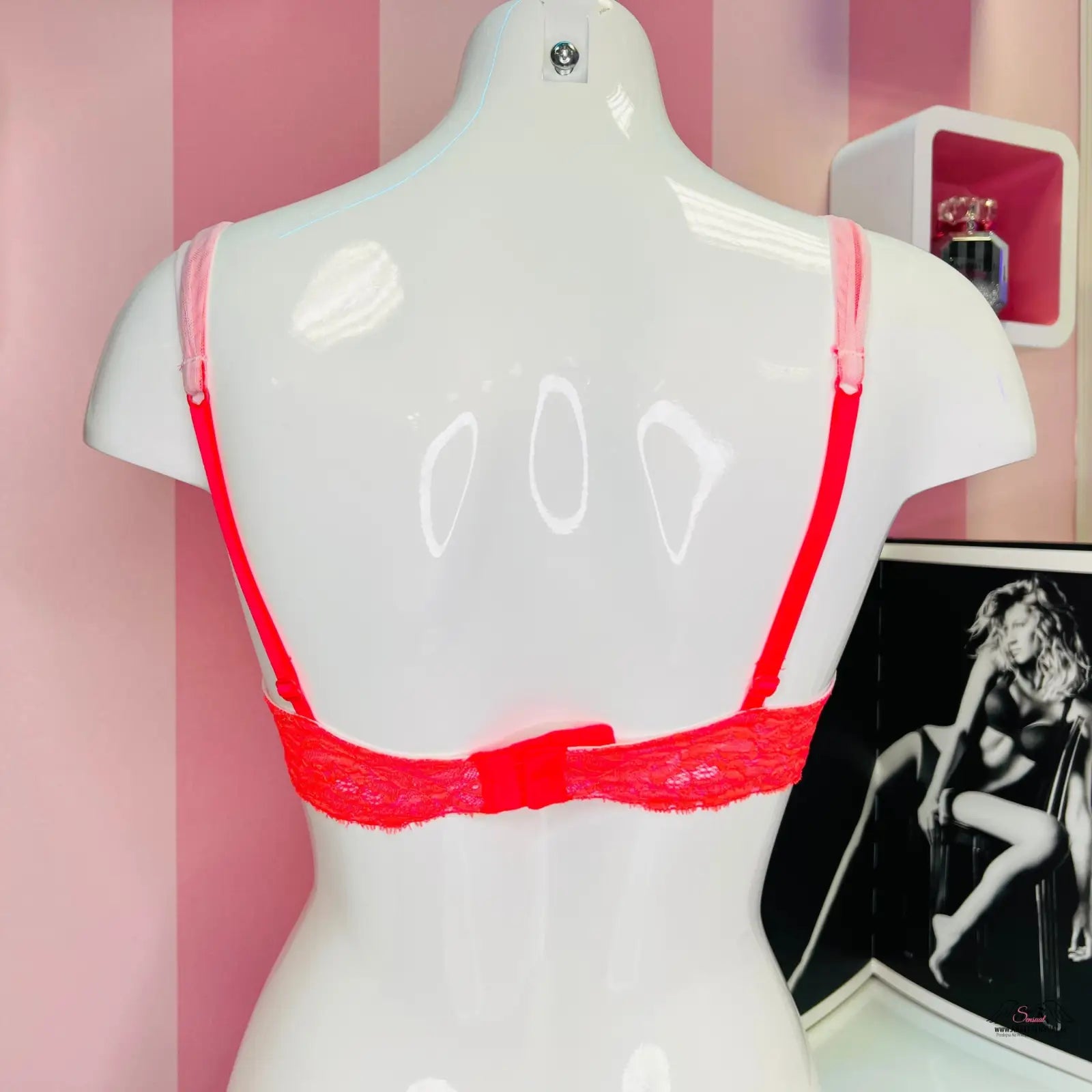 White mannequin torso v shown Victoria’s Secret síťovaná podprsenka s krajkou