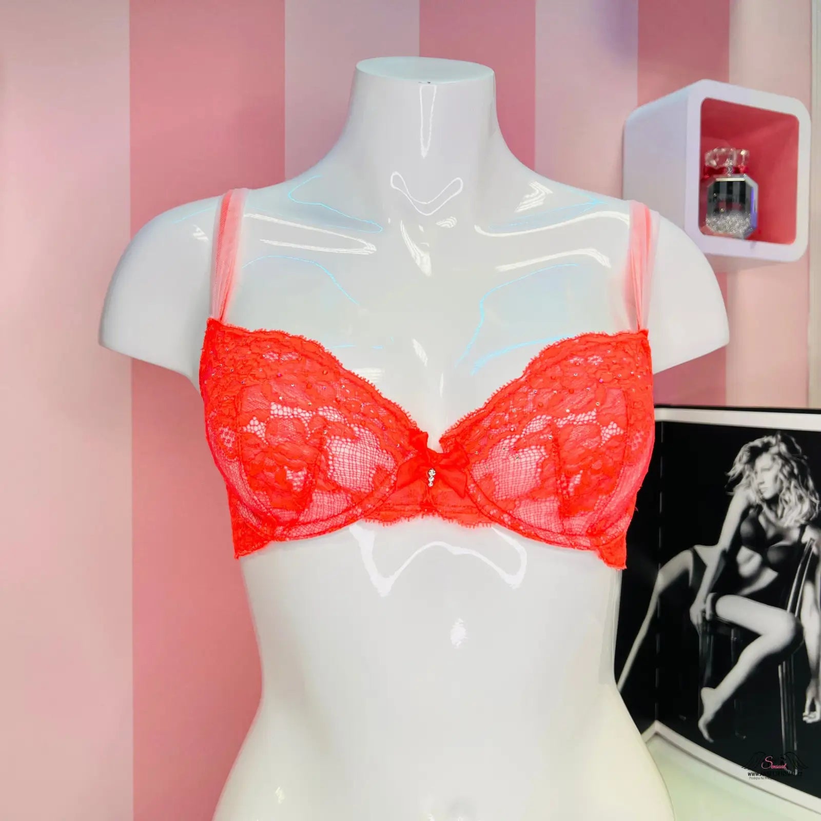 Red lace síťovaná podprsenka Victoria’s Secret na bílém figuríně, apparel & accessories
