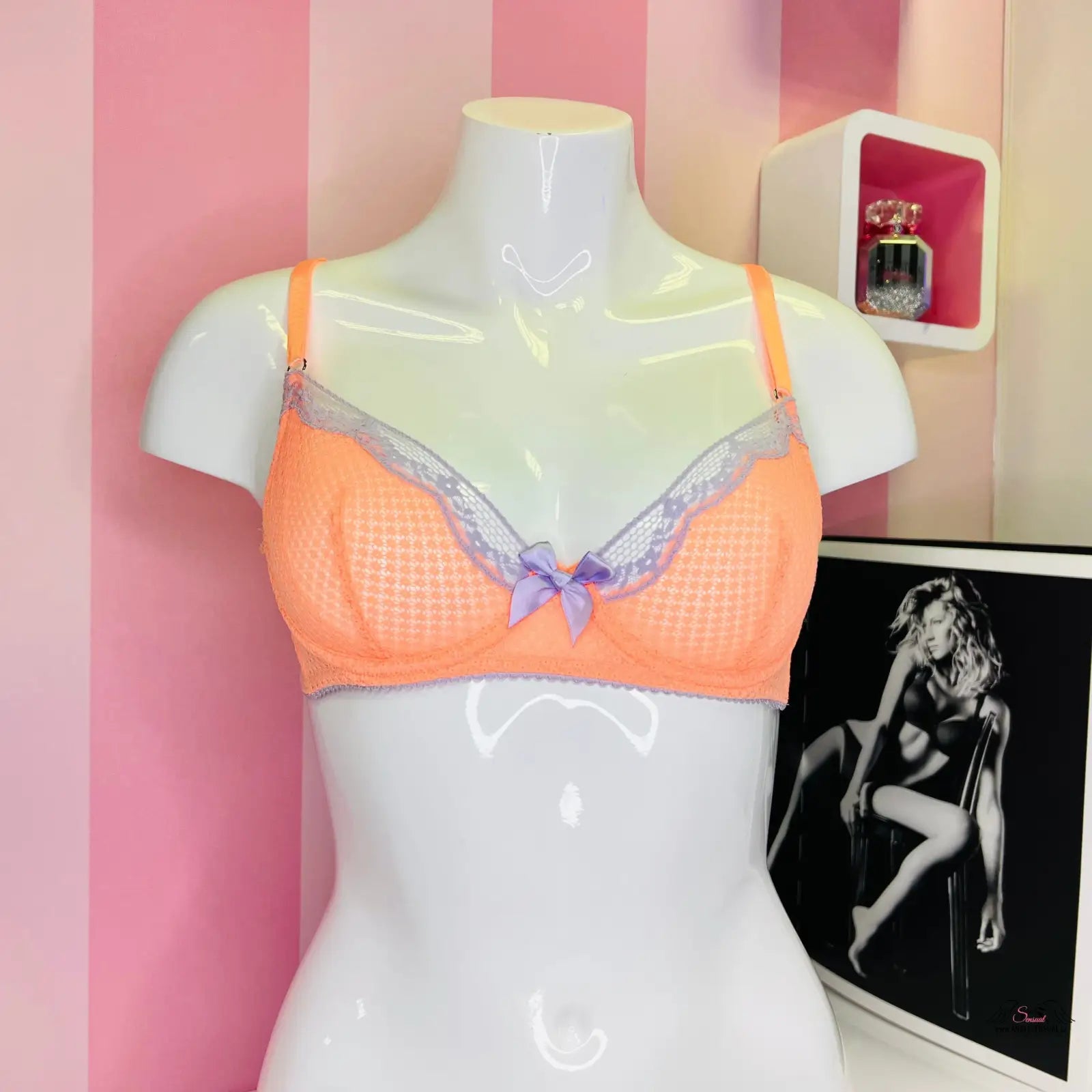 Manekýn s růžovo-oranžovou síťovanou podprsenkou Victoria’s Secret lingerie