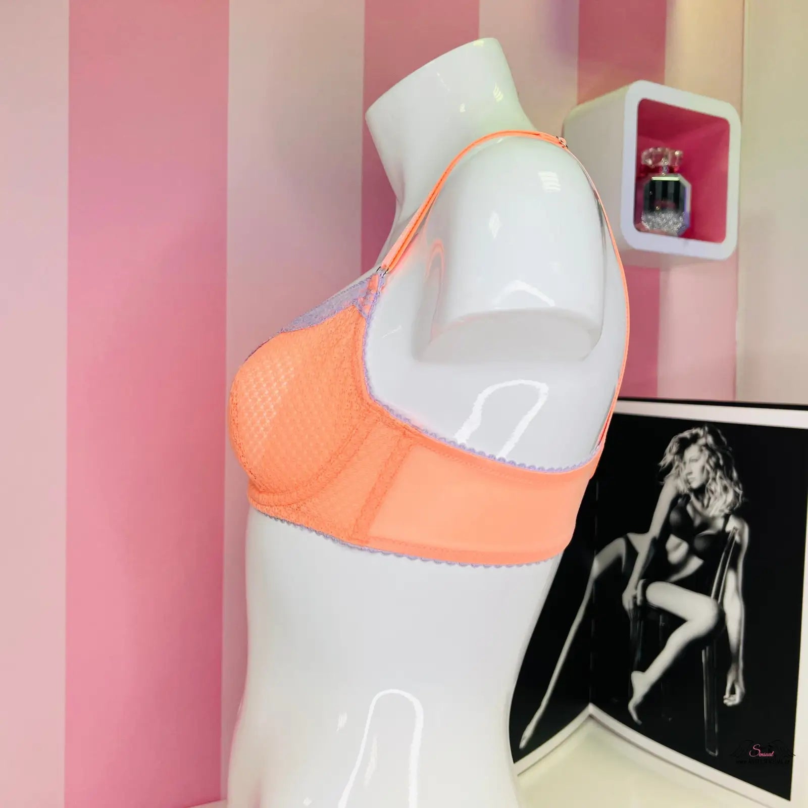 Manne s růžovým krajkovým topem a černobílým motivem, ideální síťovaná podprsenka, lingerie