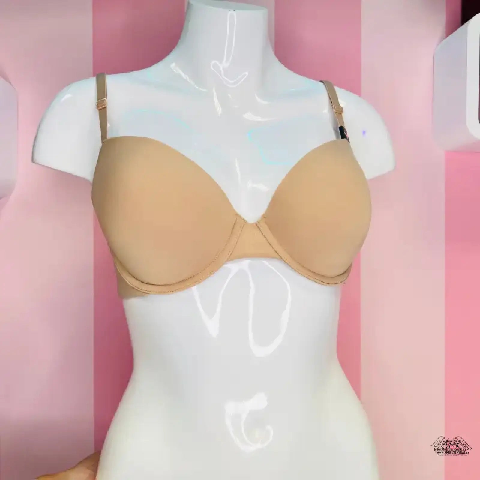 Victoria’s Secret měkká podprsenka s vycpávkou na bílém modelu, apparel & accessories