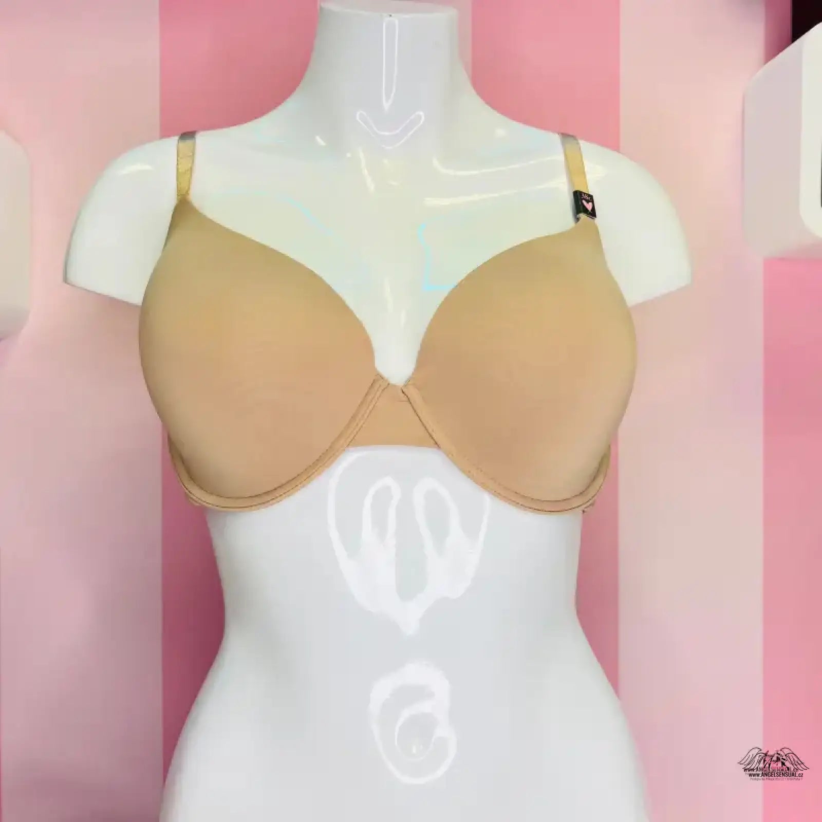 Nude-colored Victoria’s Secret měkkou podprsenkou displayed on a white mannequin