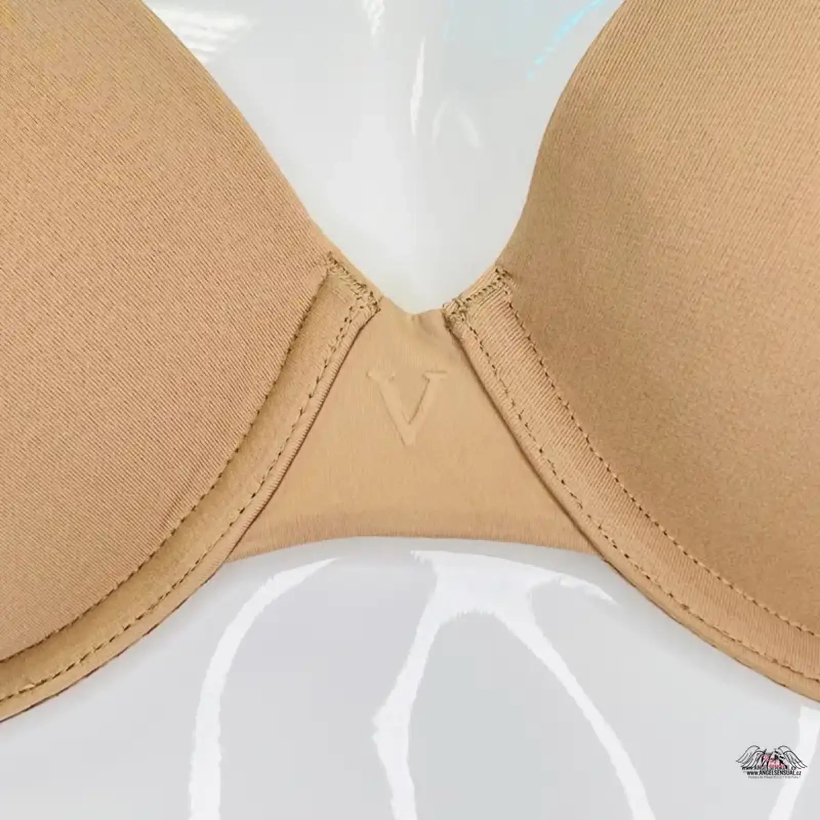 Beige Victoria’s Secret měkkou podprsenkou s V-emblemou, ideální pro apparel & accessories