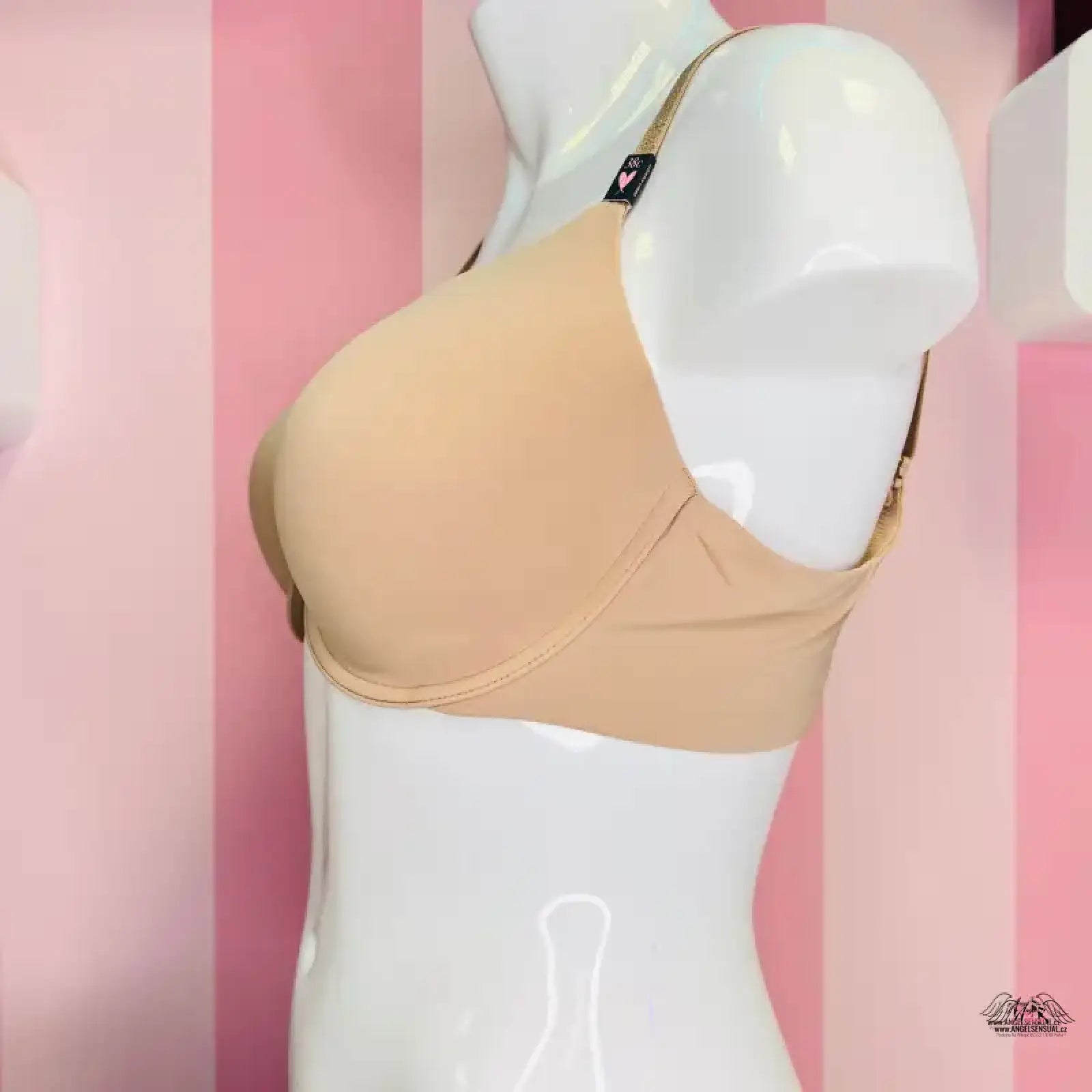 Victoria’s Secret měkkou podprsenkou s vyztužením na bílém modelu