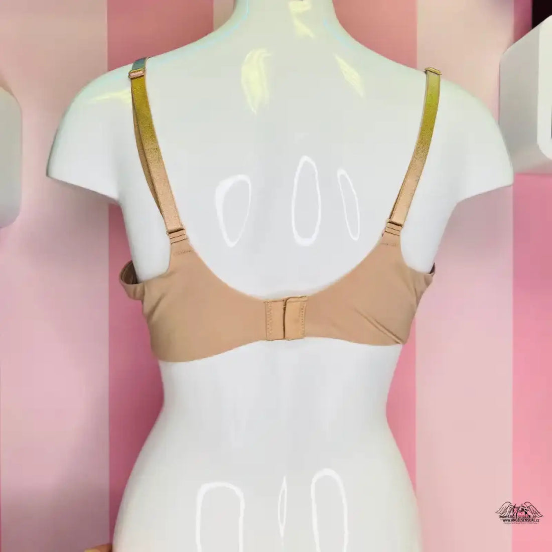 Beige back-closure měkkou podprsenkou od Victoria’s Secret na mannequin