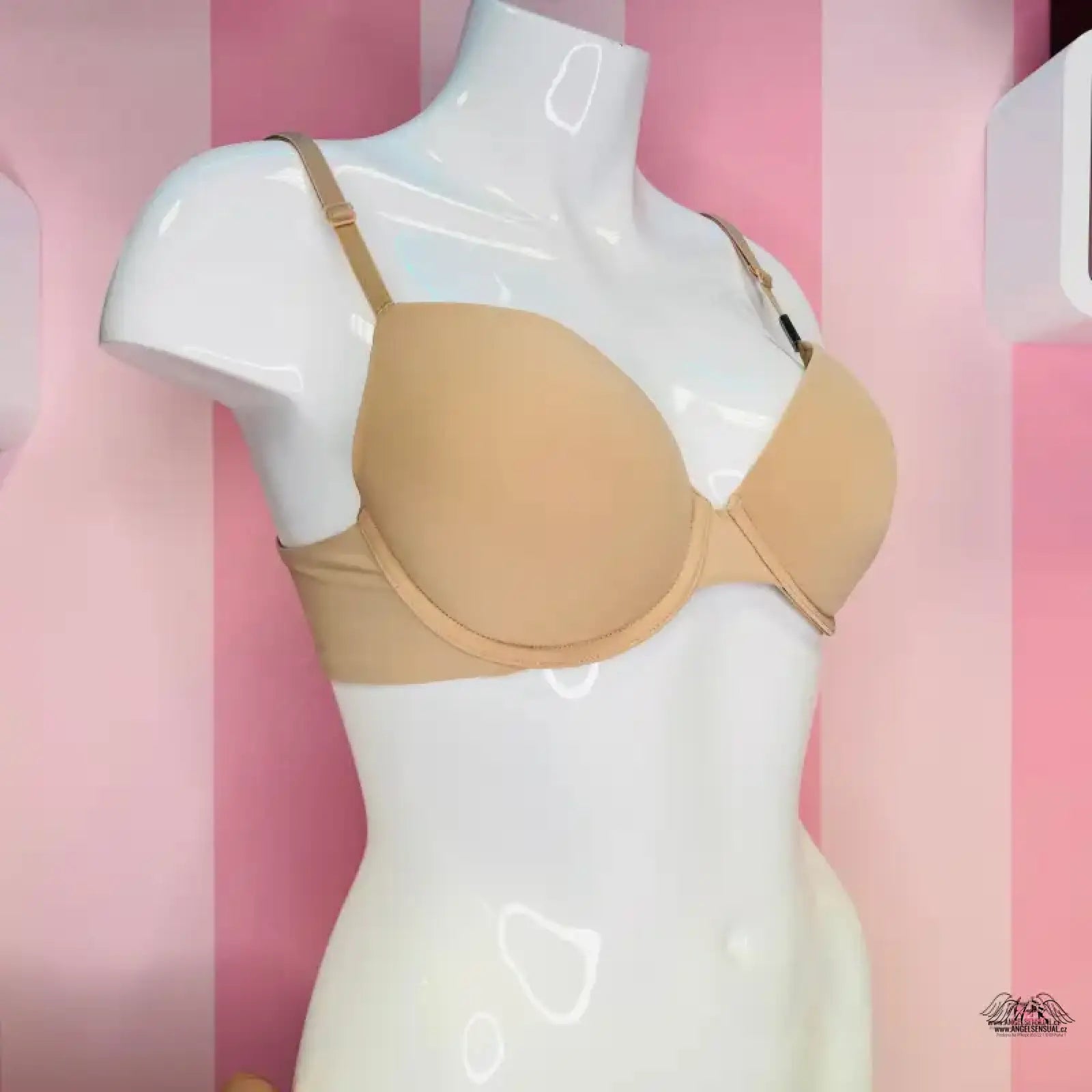 Nude-colored Victoria’s Secret měkkou podprsenkou s vystužením na bílé figuríně
