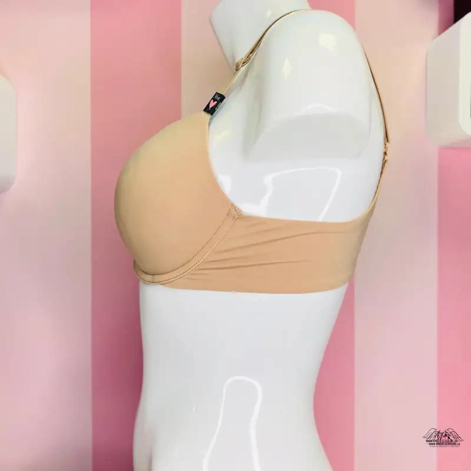 Victoria’s Secret měkká podprsenka s výstuží na bílé figuríně, pohodlný střih
